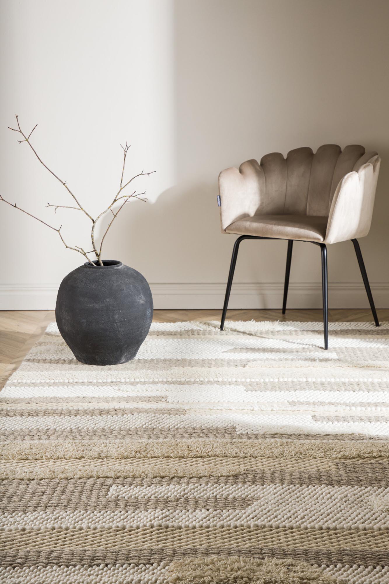 Entdecken Sie den Sixten Teppich von Venture Home: Elegante Wolle, stilvolles Muster und ideale Größe für ein gemütliches Zuhause.