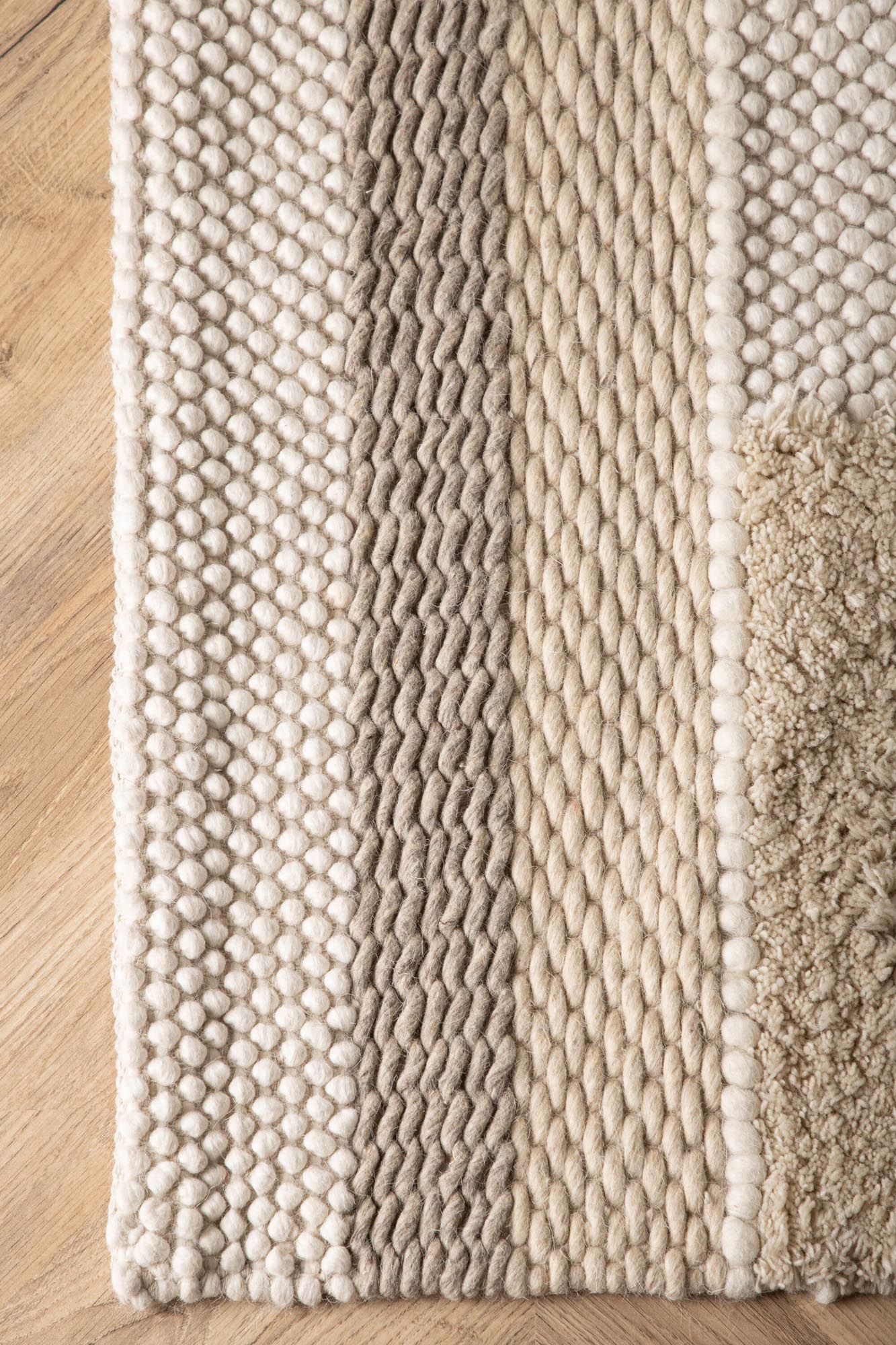 Sixteen Teppich von Venture Home: Eleganz und Komfort vereint.