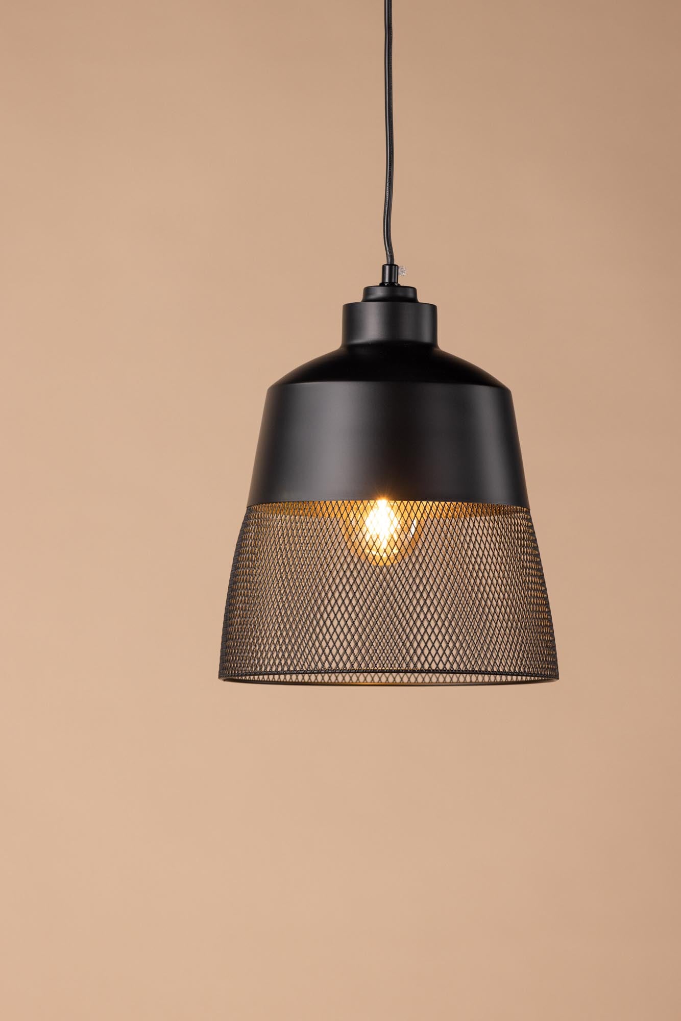 Entdecken Sie die Toulon Pendelleuchte von Venture Home – ein stilvolles Lichtobjekt, das modernes Design und zeitlose Eleganz vereint.