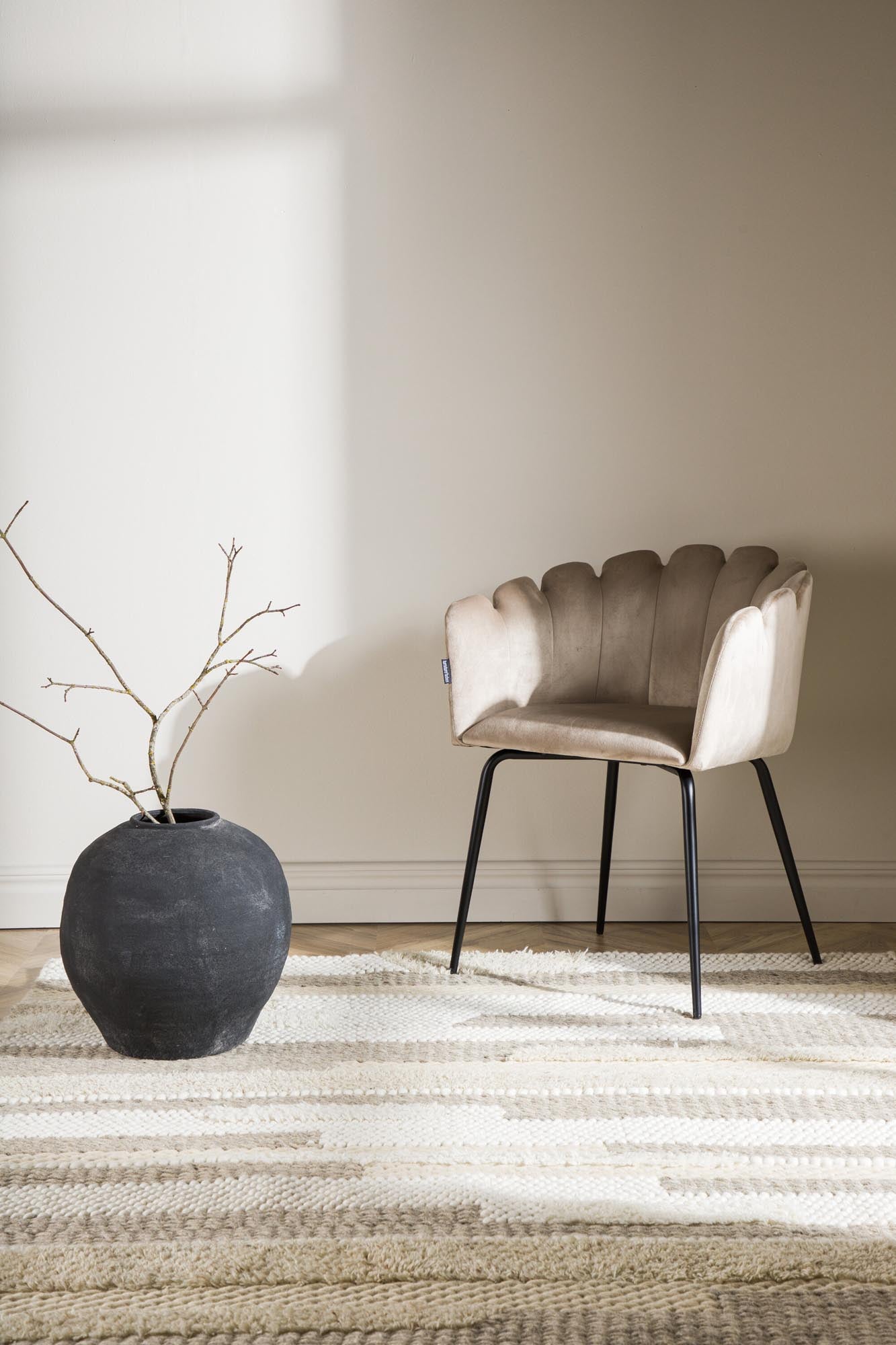 Sixteen Teppich von Venture Home: Zeitloses Design in sanften Tönen.