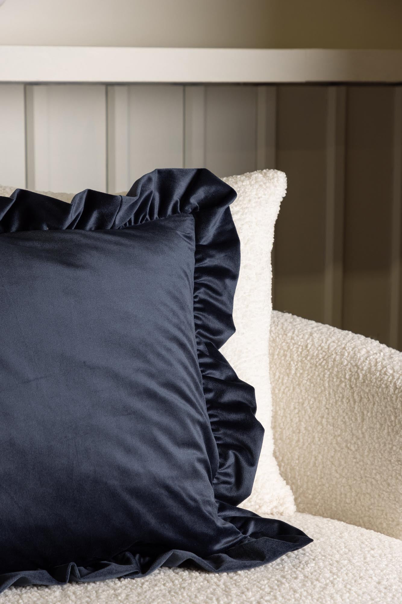 Hailey Kissenbezug in Dunkelblau präsentiert im Onlineshop von KAQTU Design AG. Deko Kissenbezug ist von Venture Home