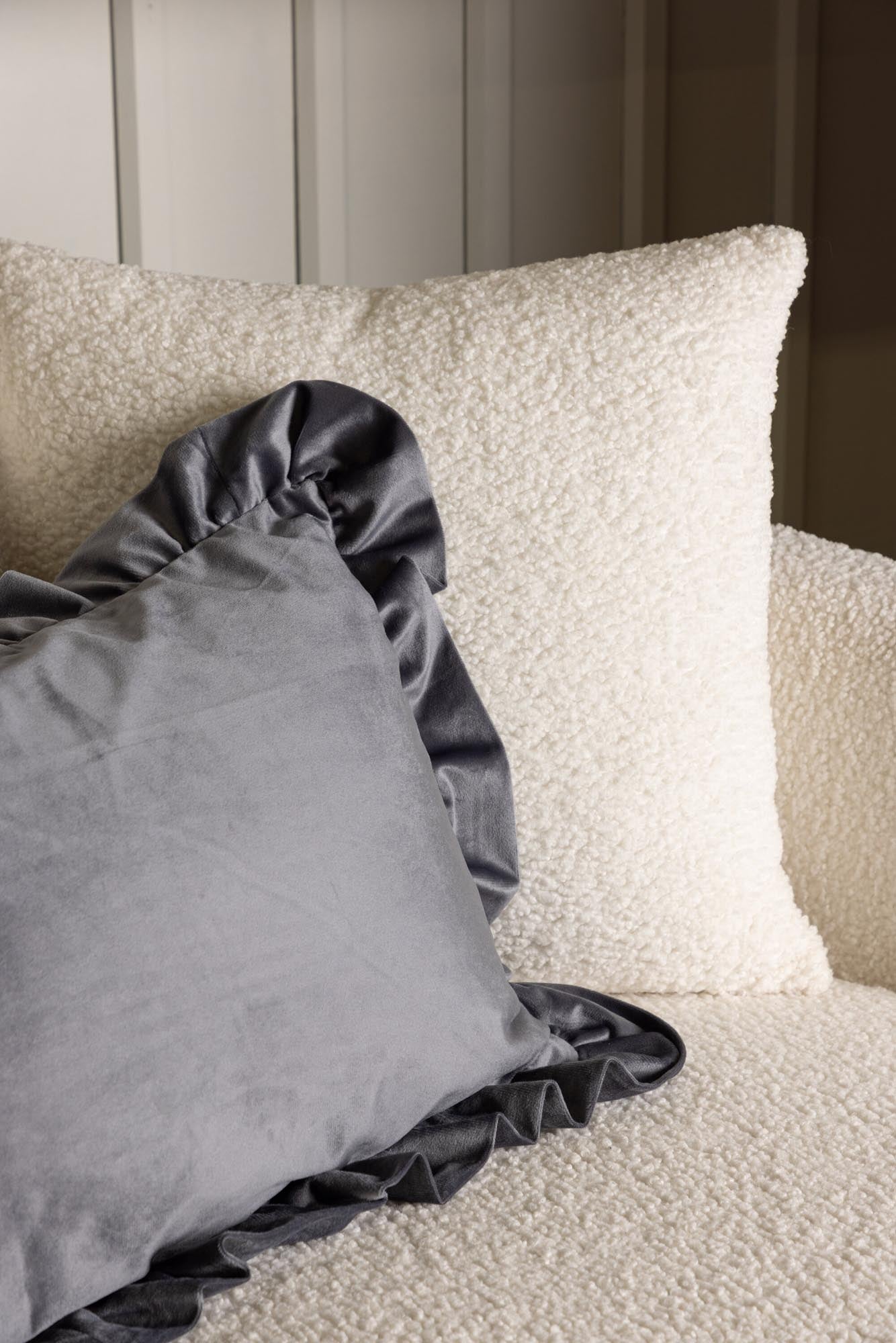 Hailey Kissenbezug in Grau präsentiert im Onlineshop von KAQTU Design AG. Deko Kissenbezug ist von Venture Home