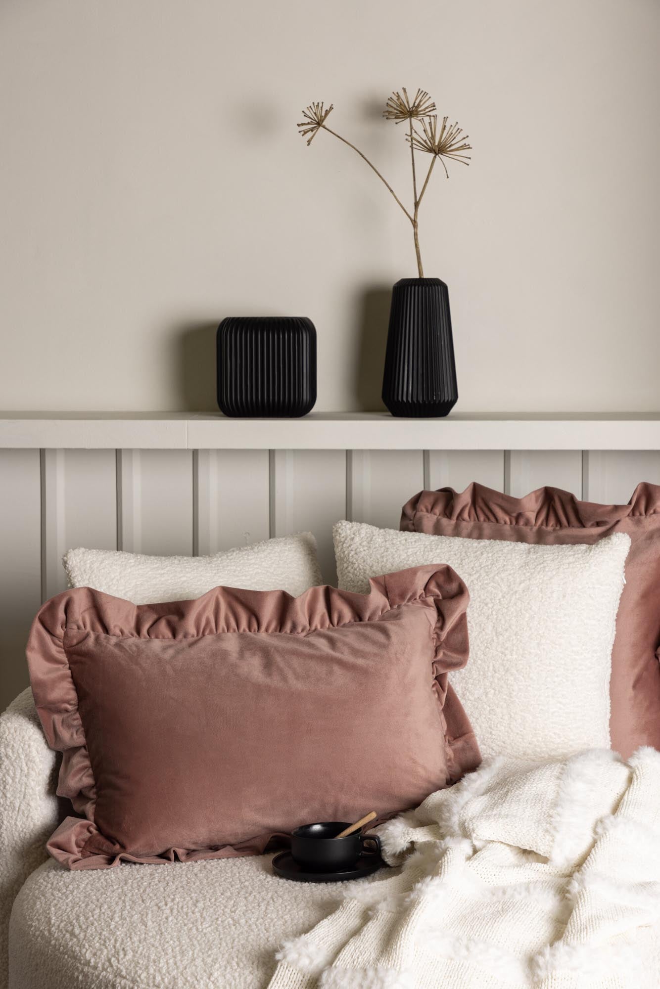 Hailey Kissenbezug in Rosa präsentiert im Onlineshop von KAQTU Design AG. Deko Kissenbezug ist von Venture Home