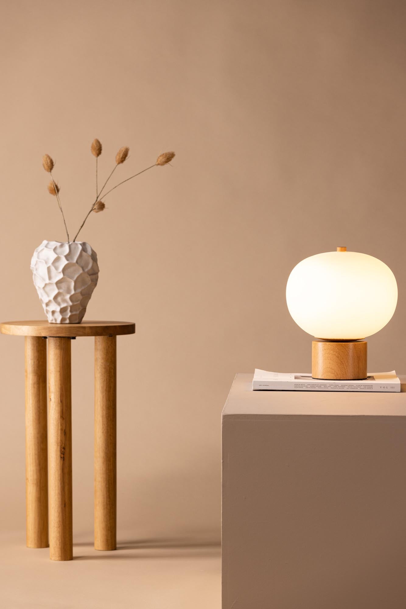 Cholet Tischleuchte: Modernes Design für stilvolle Wohnambiente.