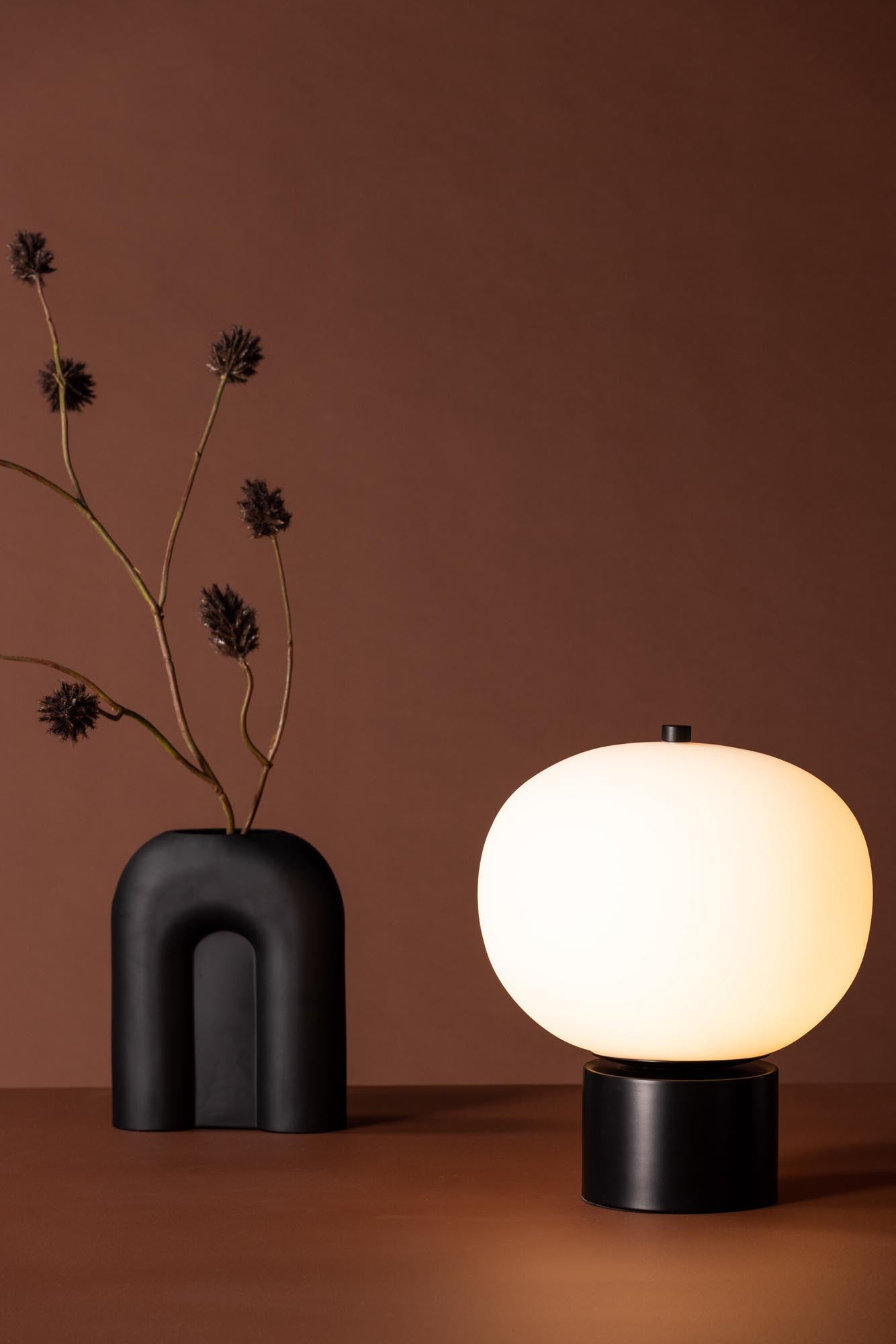 Cholet Tischleuchte: Modernes Design trifft auf funktionale Beleuchtung.