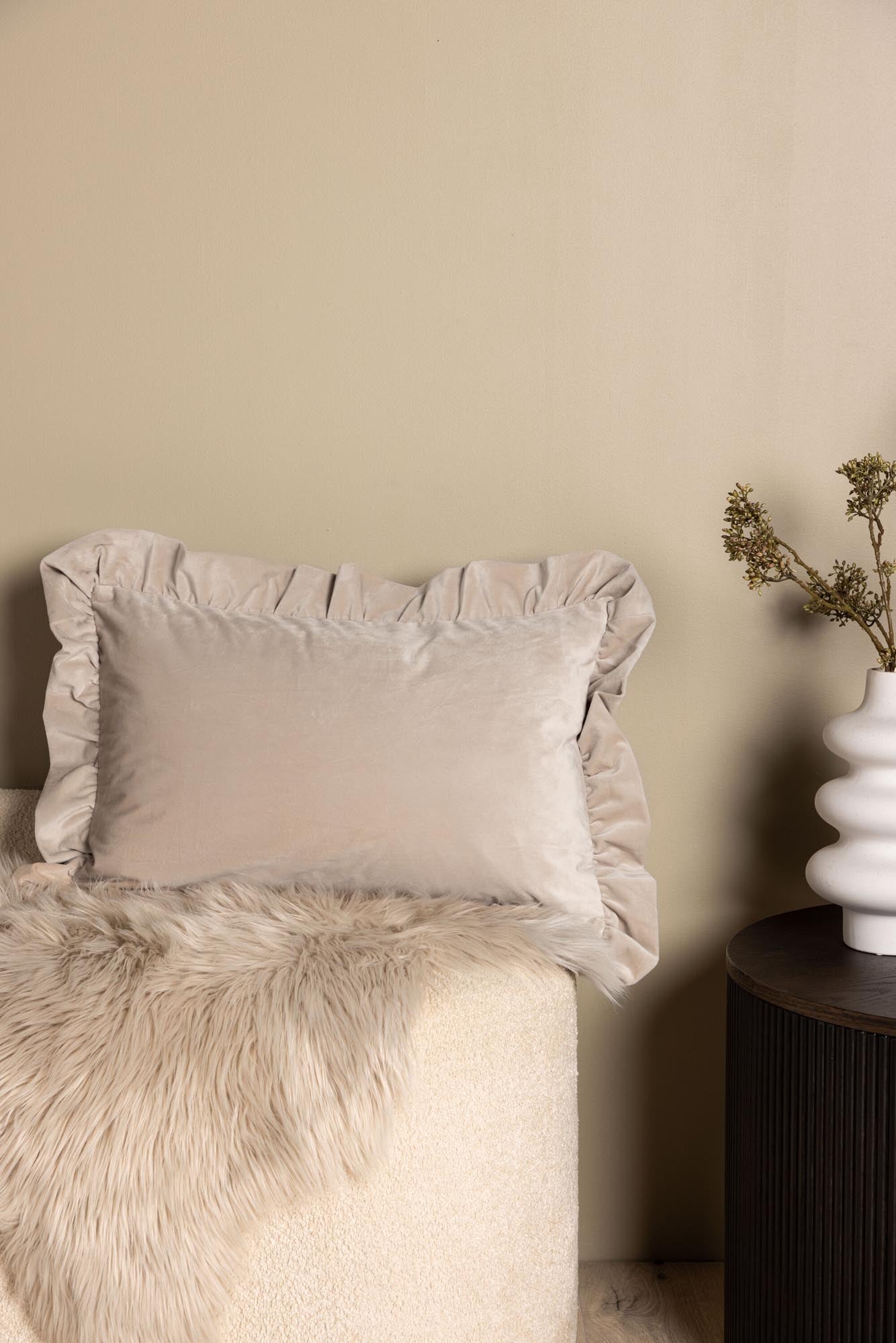 Hailey Kissenbezug in Beige präsentiert im Onlineshop von KAQTU Design AG. Deko Kissenbezug ist von Venture Home