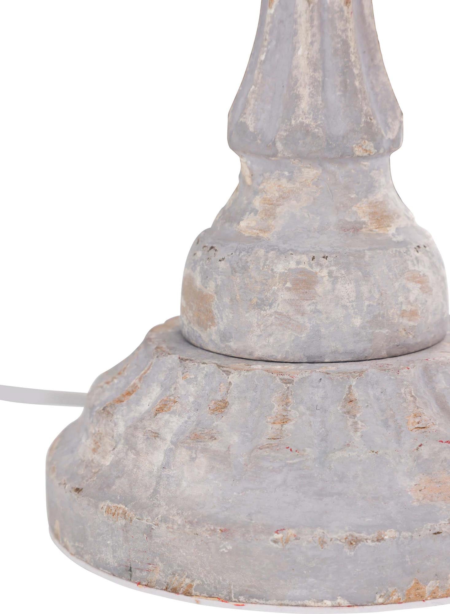 Caen Tischleuchte von Venture Home: Rustikale Eleganz aus grauem Holz und Leinen, ideal für gemütliche Wohnräume.