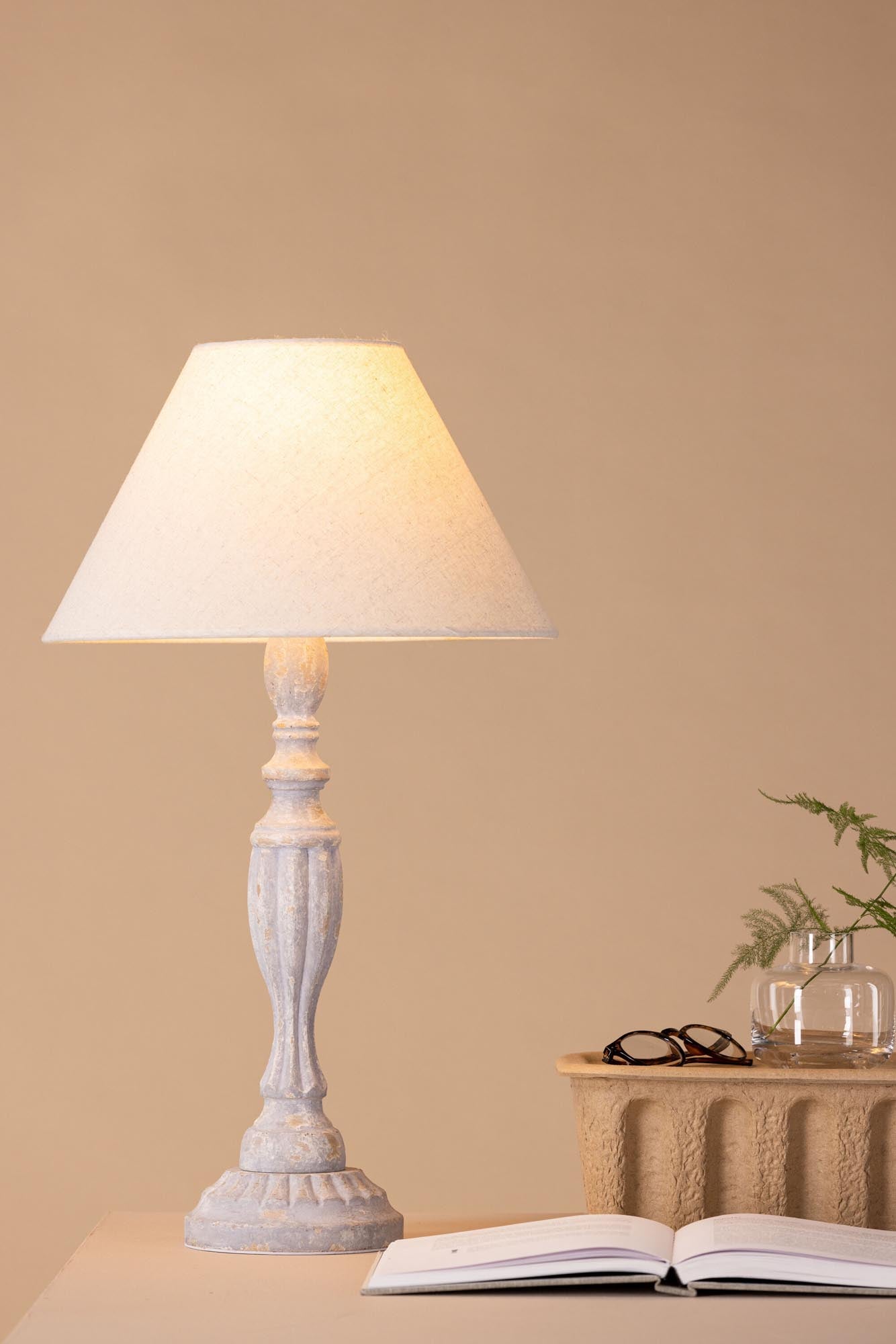 Elegante Tischleuchte Caen: Modernes Design für stilvolle Räume.