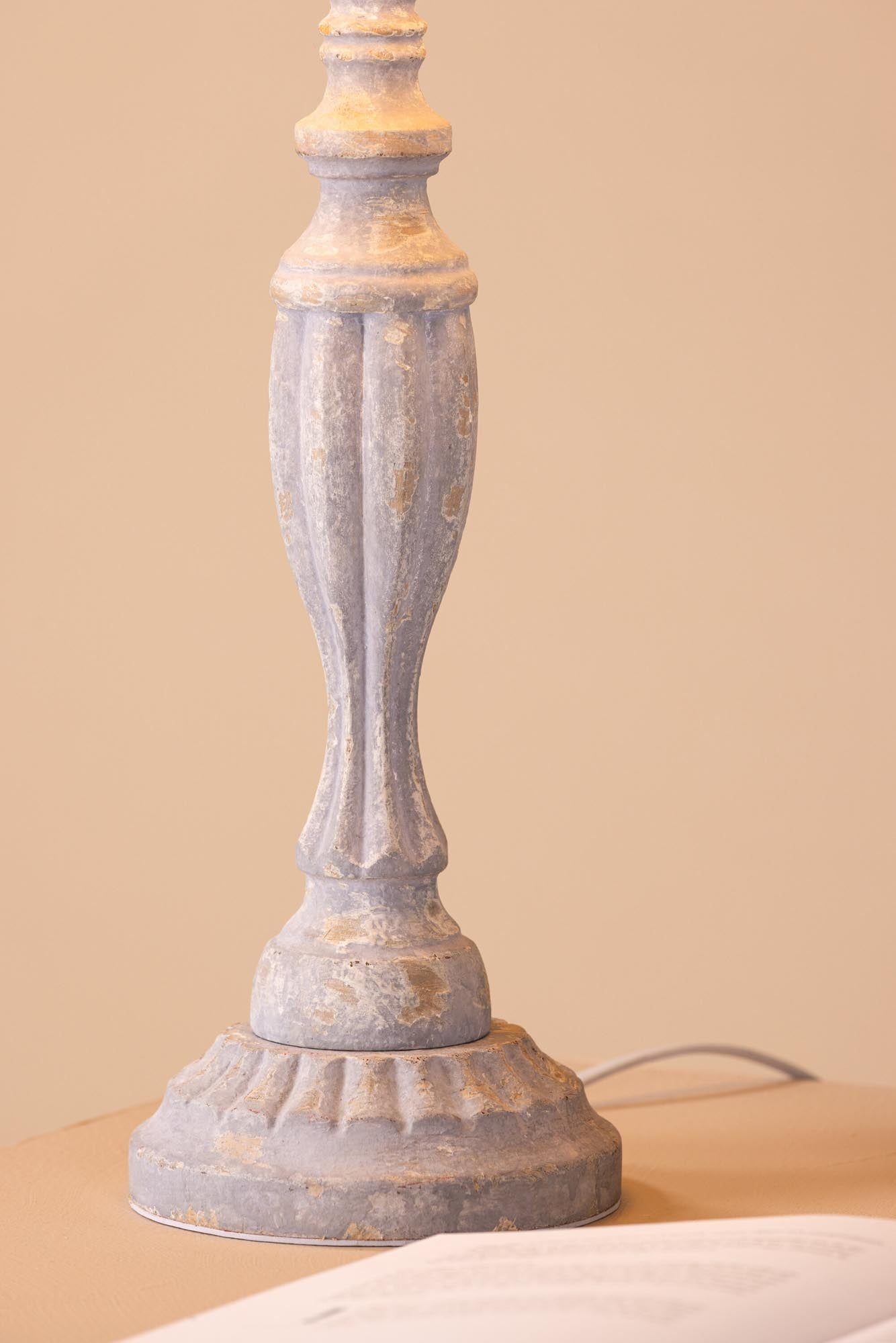 Rustikale Tischleuchte Caen von Venture Home: Holz und Leinen vereinen sich für eine gemütliche Atmosphäre in jedem Raum.