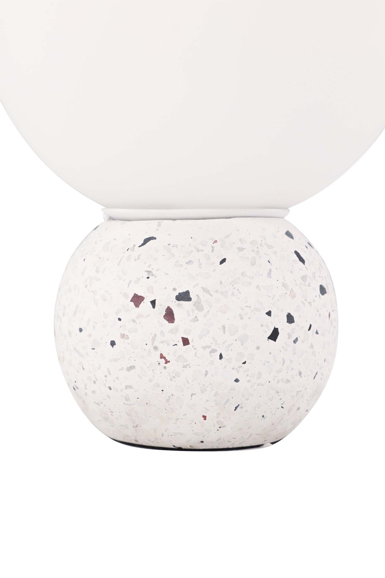 Elegante Metz Tischleuchte von Venture Home: Hochwertiger Terrazzo-Fuß, harmonisches Design, ideal für jeden Raum.