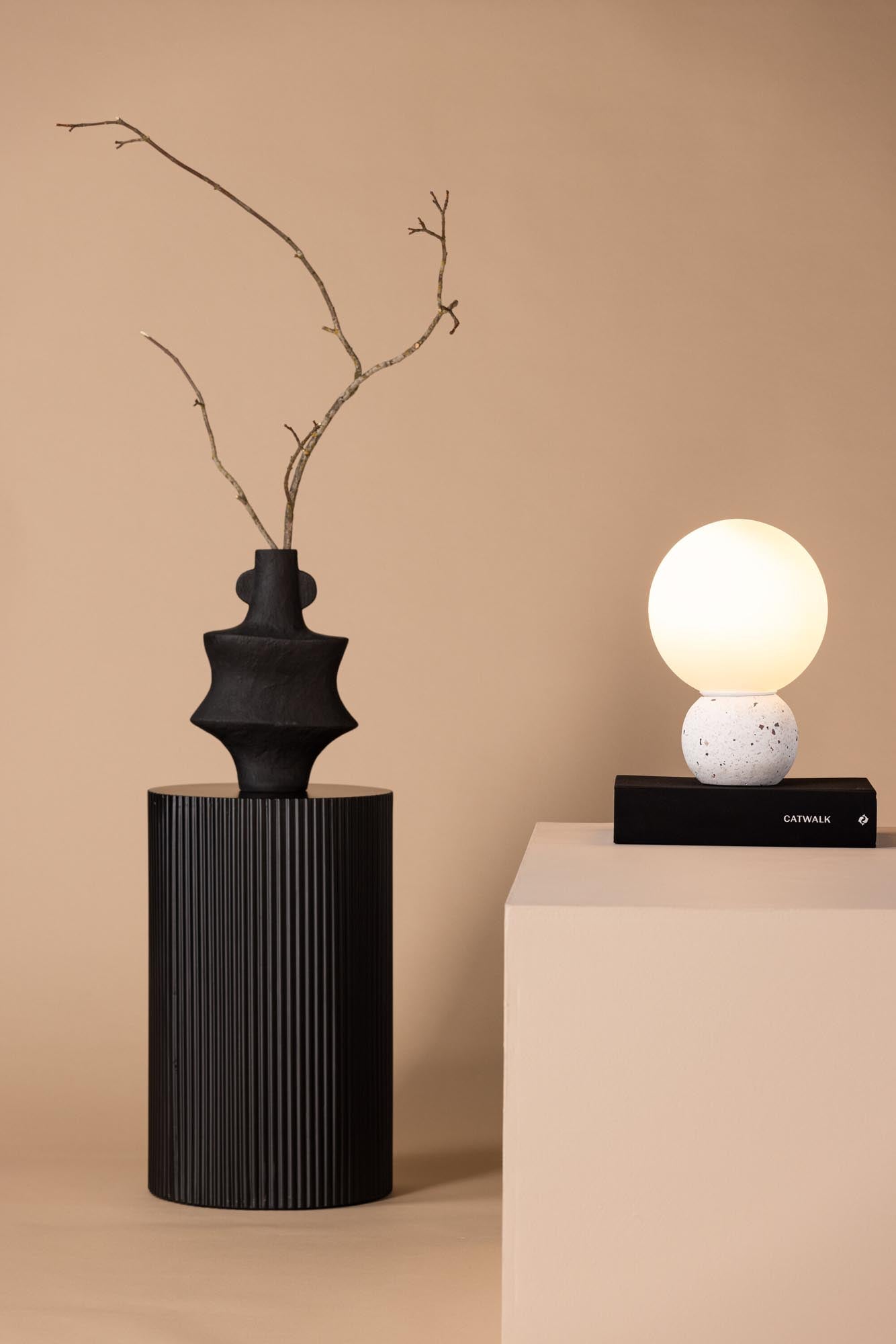 Stilvolle Metz Tischleuchte von Venture Home: Hochwertiger Terrazzo-Fuß, harmonisches Design und warmes Licht für jeden Raum.