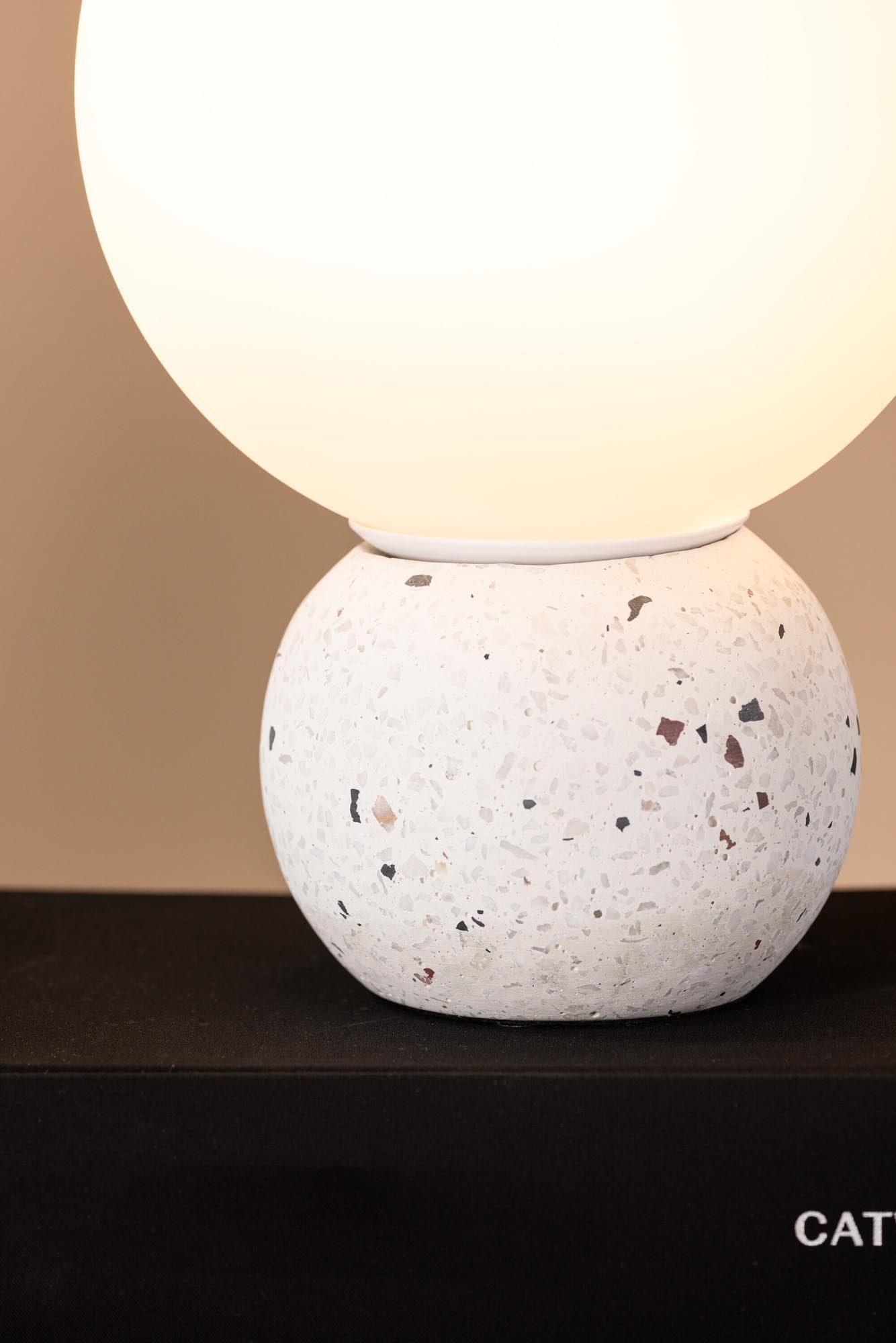 Die Metz Tischleuchte von Venture Home: Elegantes Terrazzo-Design, harmonischer Kontrast, ideal für stilvolle Räume.