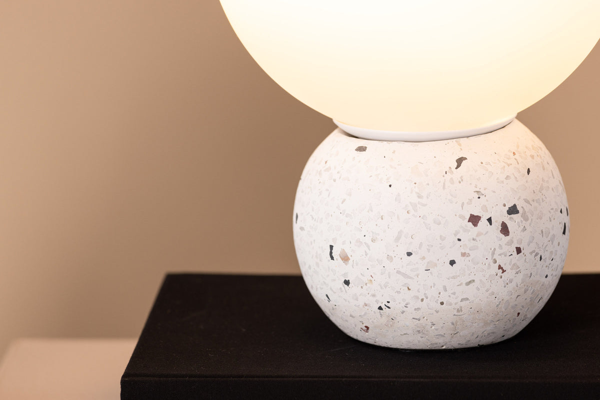 Metz Tischleuchte in Weiss präsentiert im Onlineshop von KAQTU Design AG. Tischleuchte ist von Venture Home