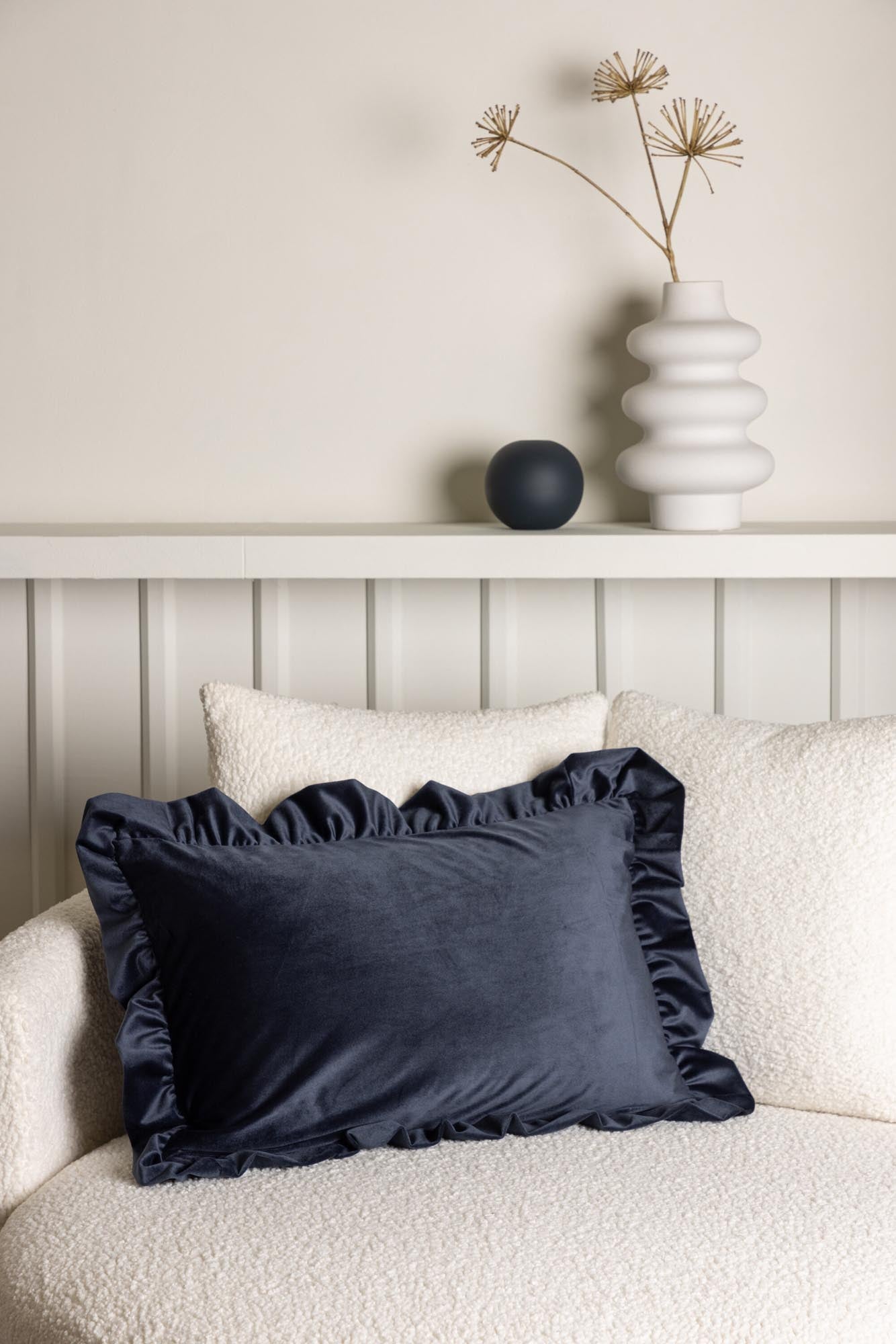 Hailey Kissenbezug in Dunkelblau präsentiert im Onlineshop von KAQTU Design AG. Deko Kissenbezug ist von Venture Home