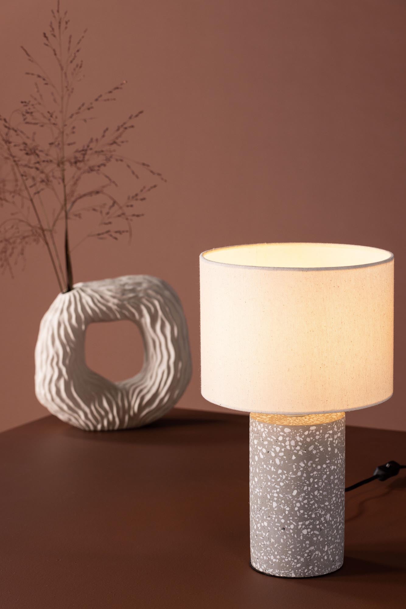 Stilvolle Dijon Tischleuchte von Venture Home: Grauer Terrazzo-Sockel und beiger Leinenstoffschirm schaffen eine einladende Atmosphäre in jedem Raum.