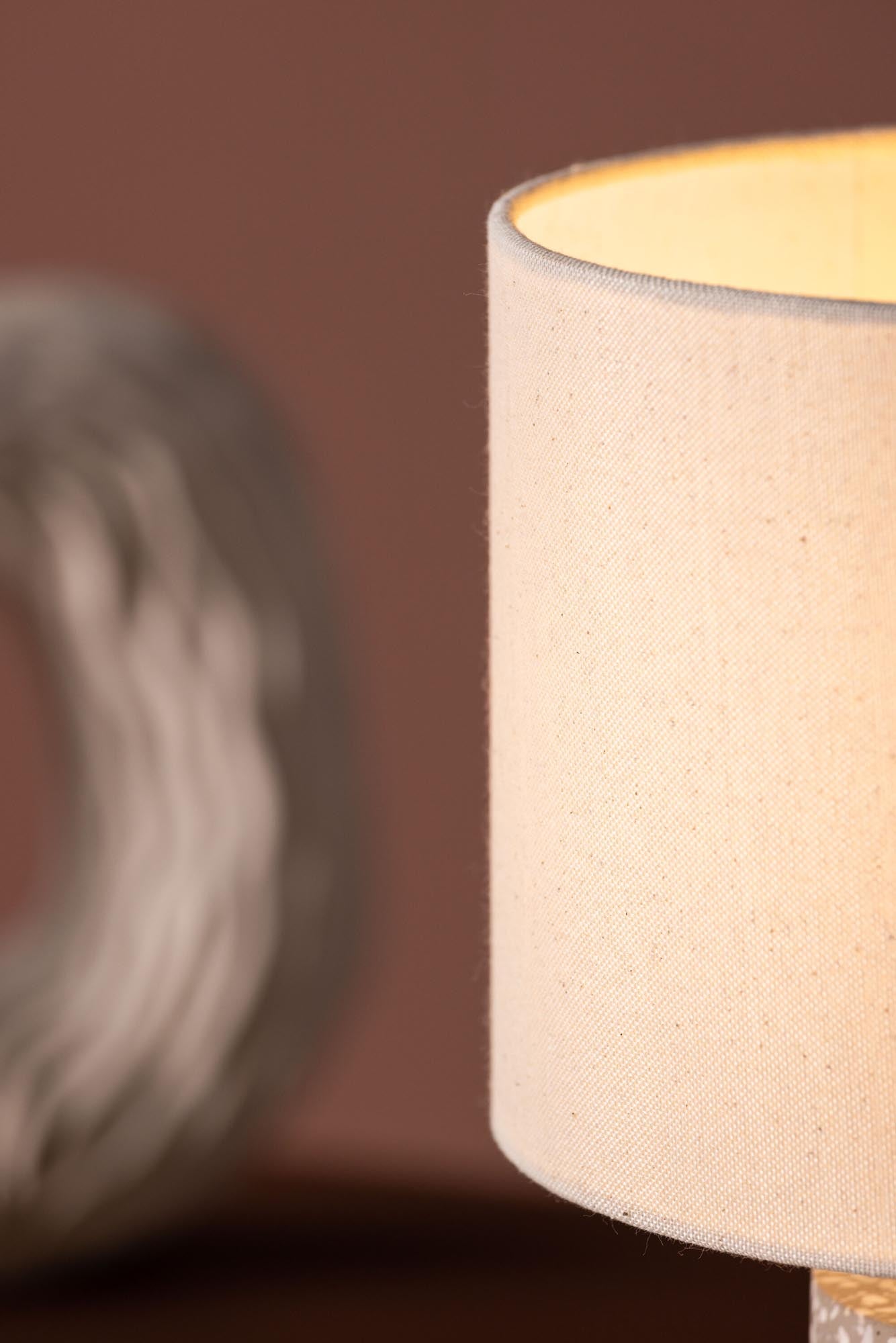 Elegante Dijon Tischleuchte von Venture Home mit beigem Leinenlampenschirm und grauem Terrazzo-Sockel für ein warmes, einladendes Licht.