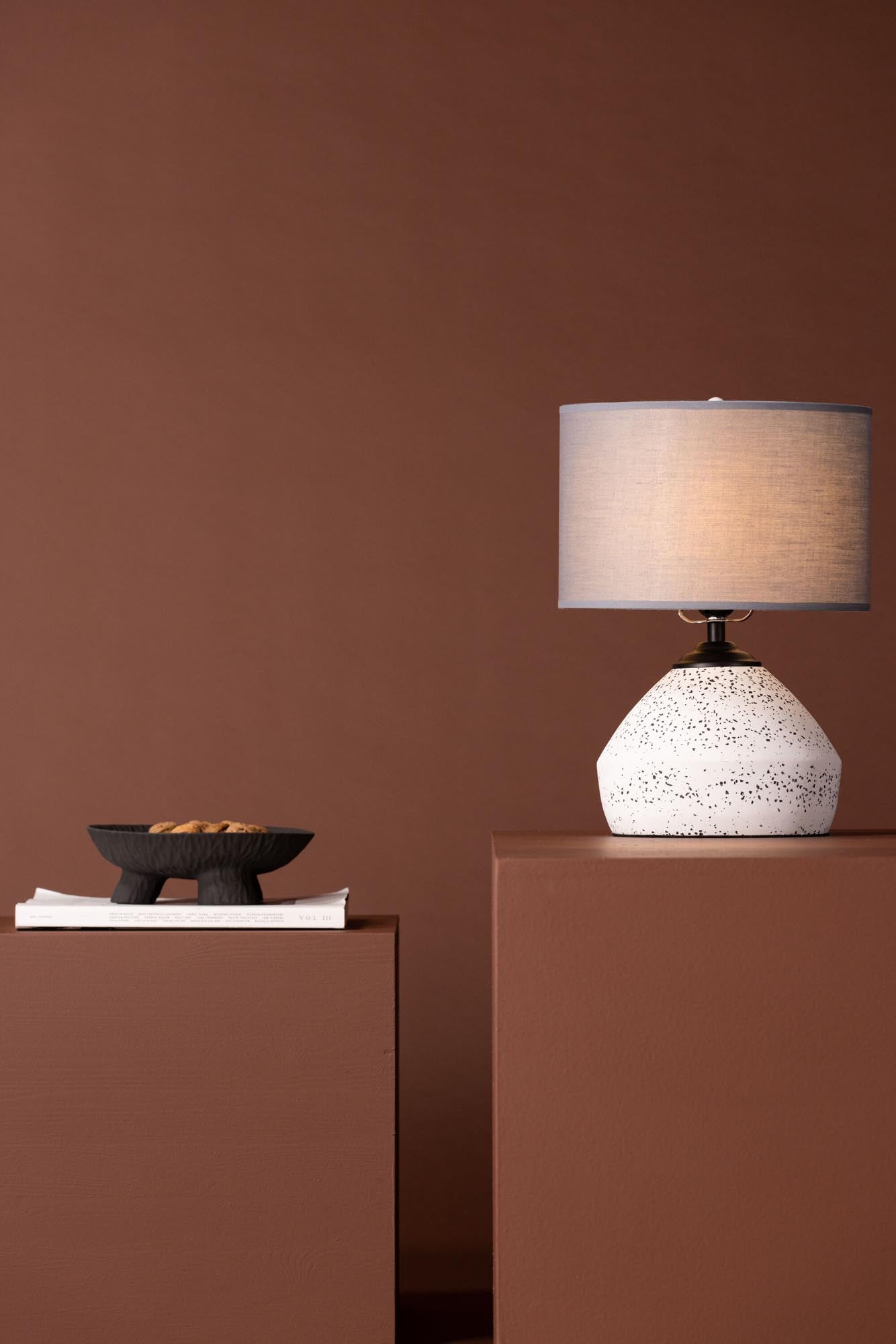 Stilvolle Sisteron Tischleuchte von Venture Home für modernes Wohnen.