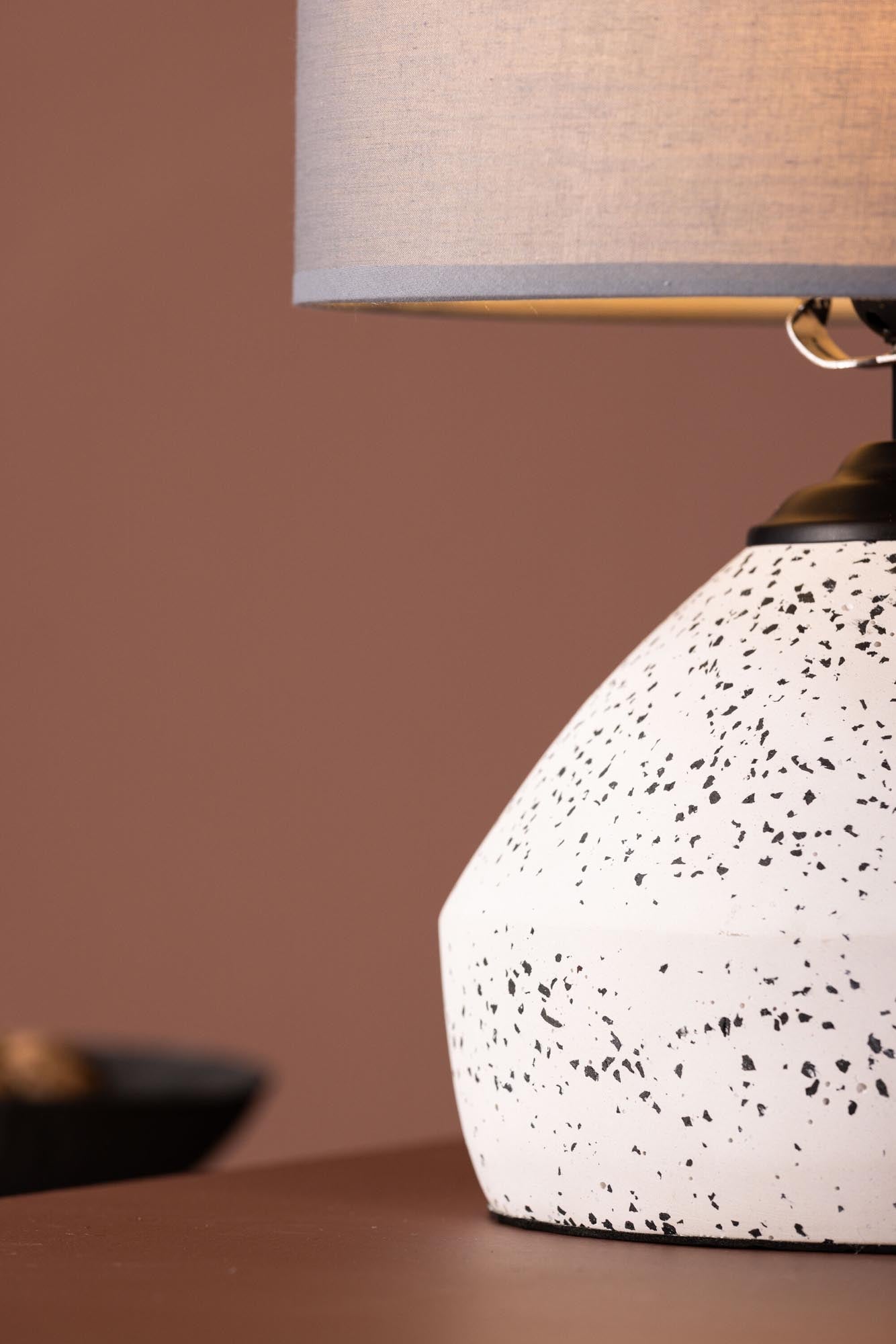 Sisteron Tischleuchte von Venture Home: Modernes Design für Ihr Zuhause.