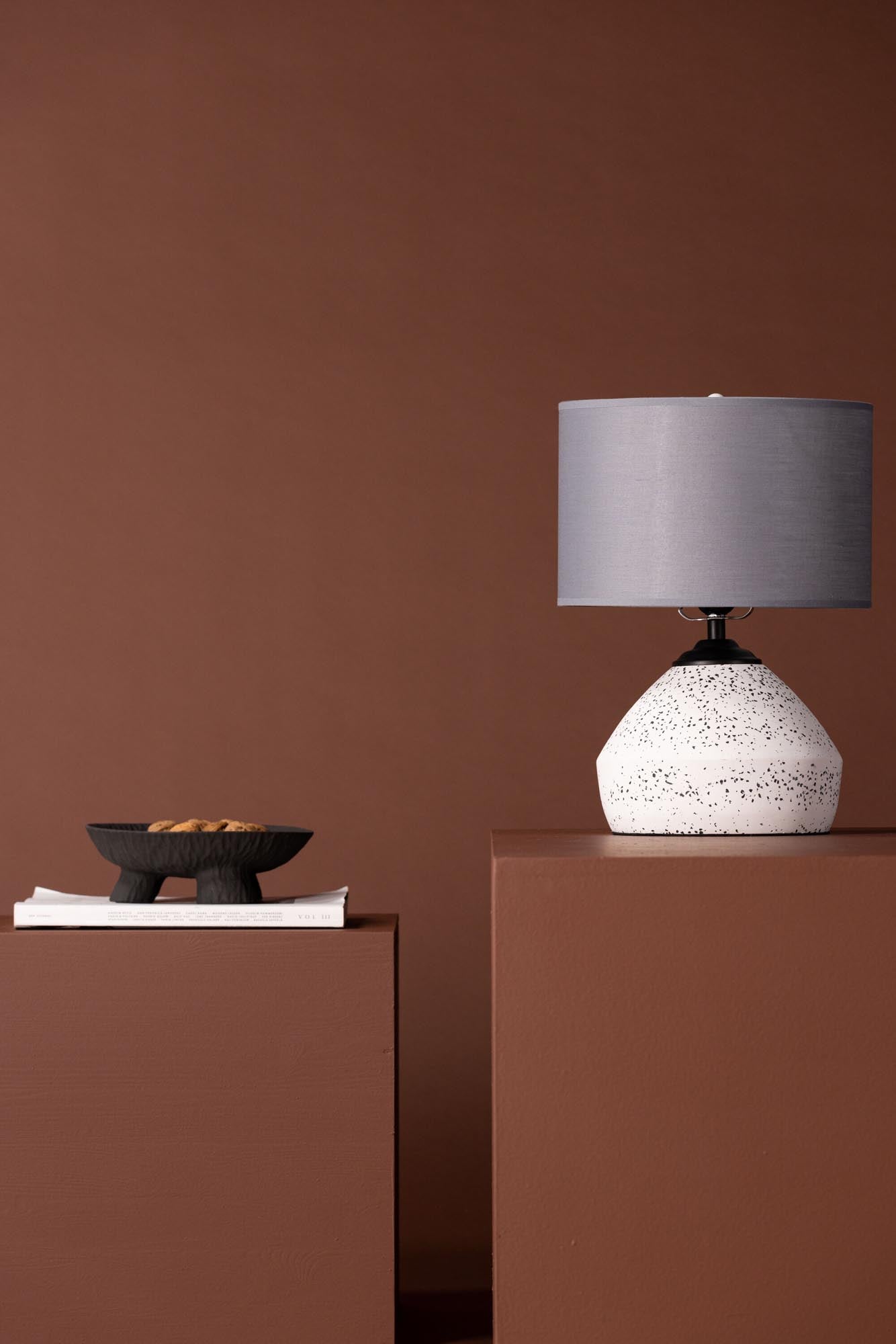 Entdecken Sie die Sisteron Tischleuchte von Venture Home – ein stilvolles Highlight aus Terrazzo und Leinen, das jedem Raum Eleganz verleiht.