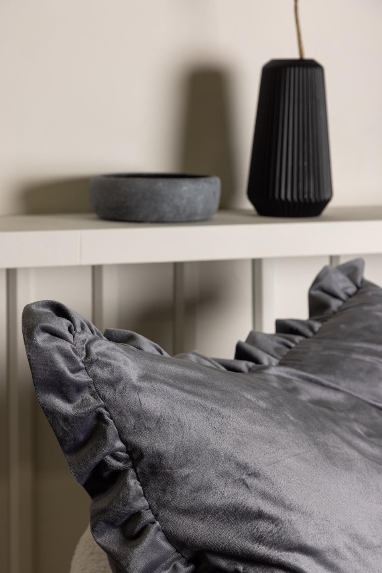 Hailey Kissenbezug in Grau präsentiert im Onlineshop von KAQTU Design AG. Deko Kissenbezug ist von Venture Home