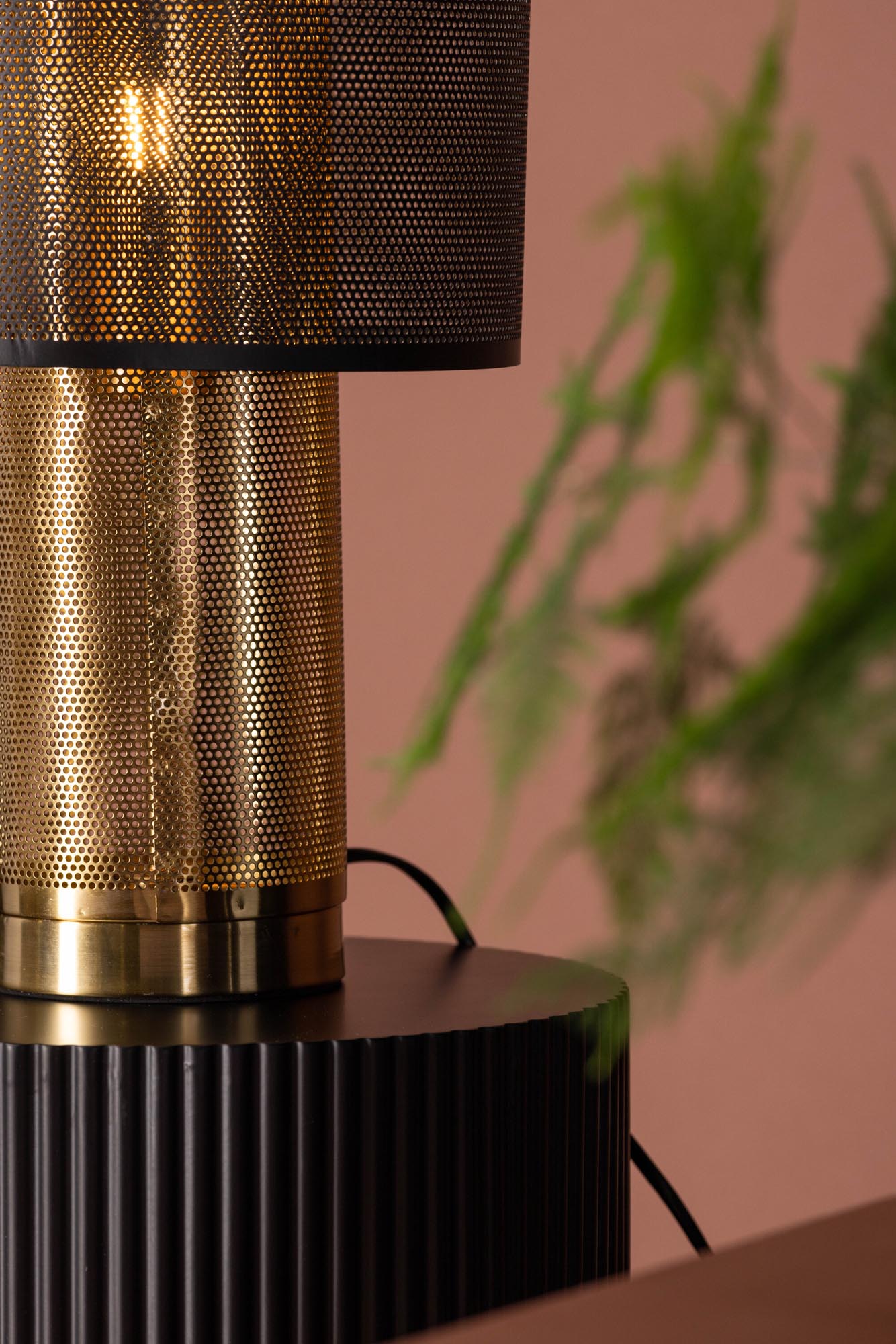 Gap Tischleuchte von Venture Home: Elegante Lichtquelle mit modernem Look und vielseitigen Einsatzmöglichkeiten für jeden Raum.