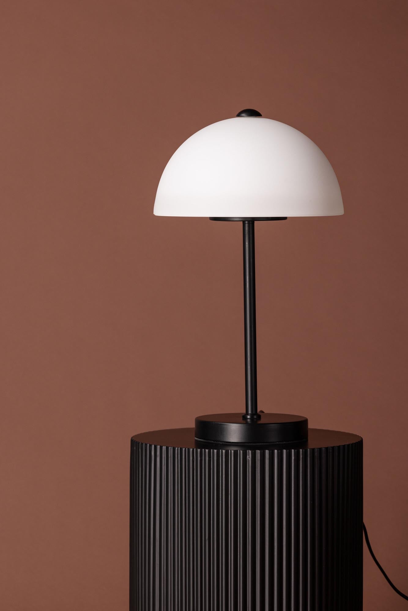 Elegante Ferrand Tischleuchte von Venture Home: nordisches Design, hochwertige Materialien und vielseitige Einsatzmöglichkeiten für Ihr Zuhause.