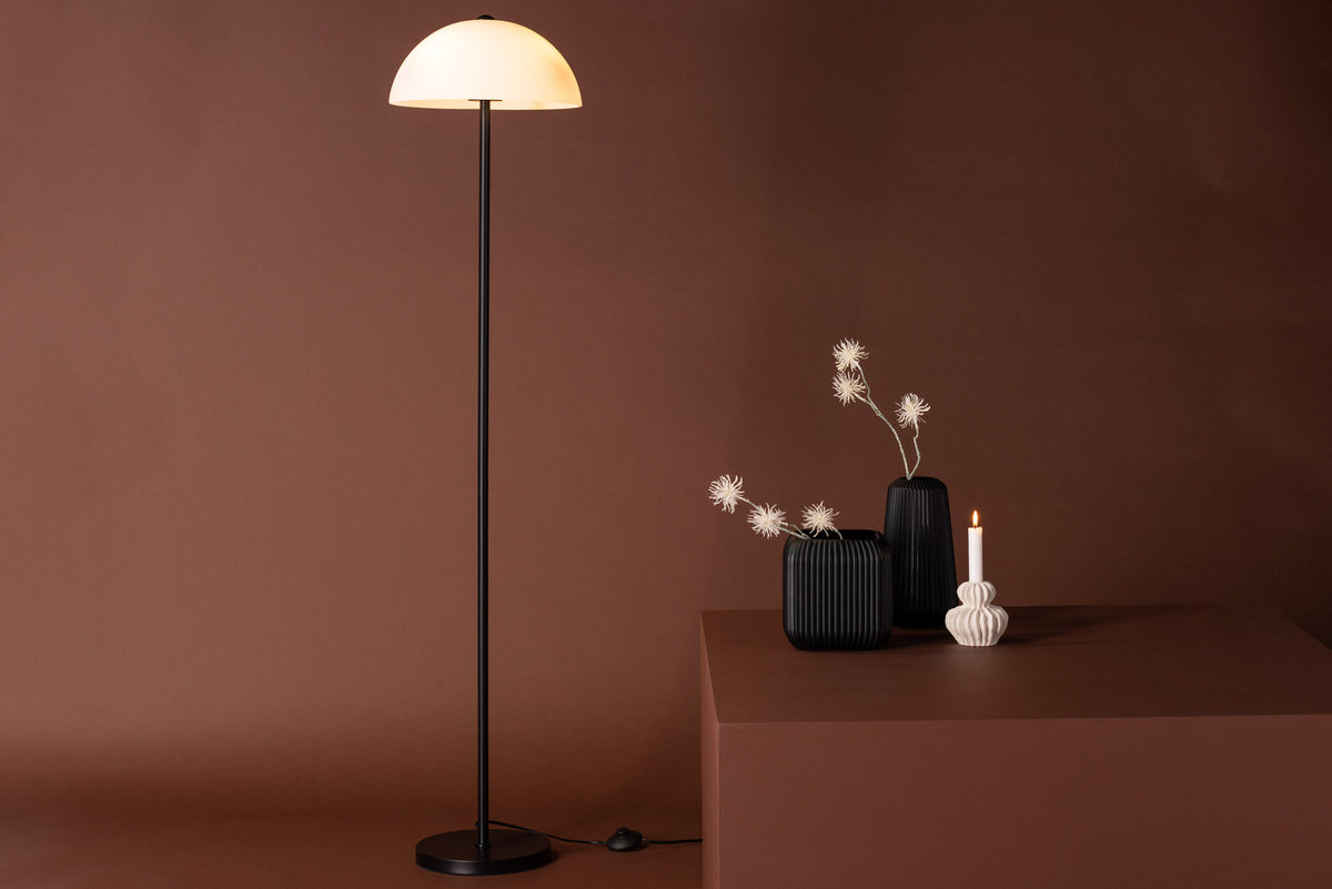 Ferrand Stehleuchte in Weiss präsentiert im Onlineshop von KAQTU Design AG. Stehleuchte ist von Venture Home