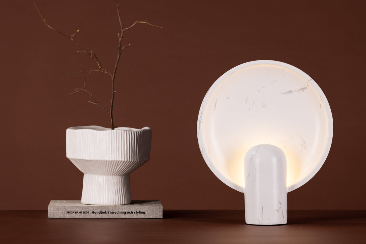 Angers Lampe in Weiss präsentiert im Onlineshop von KAQTU Design AG. Tischleuchte ist von Venture Home