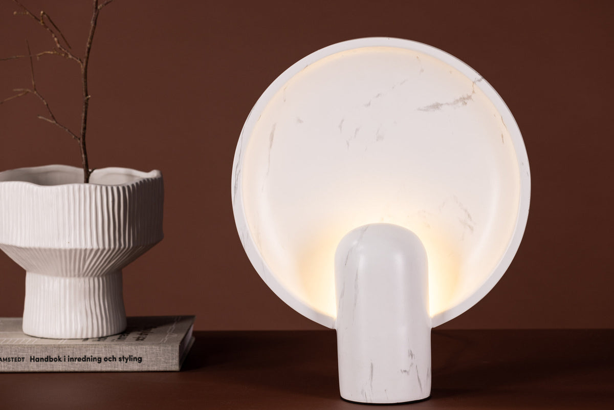 Angers Lampe in Weiss präsentiert im Onlineshop von KAQTU Design AG. Tischleuchte ist von Venture Home