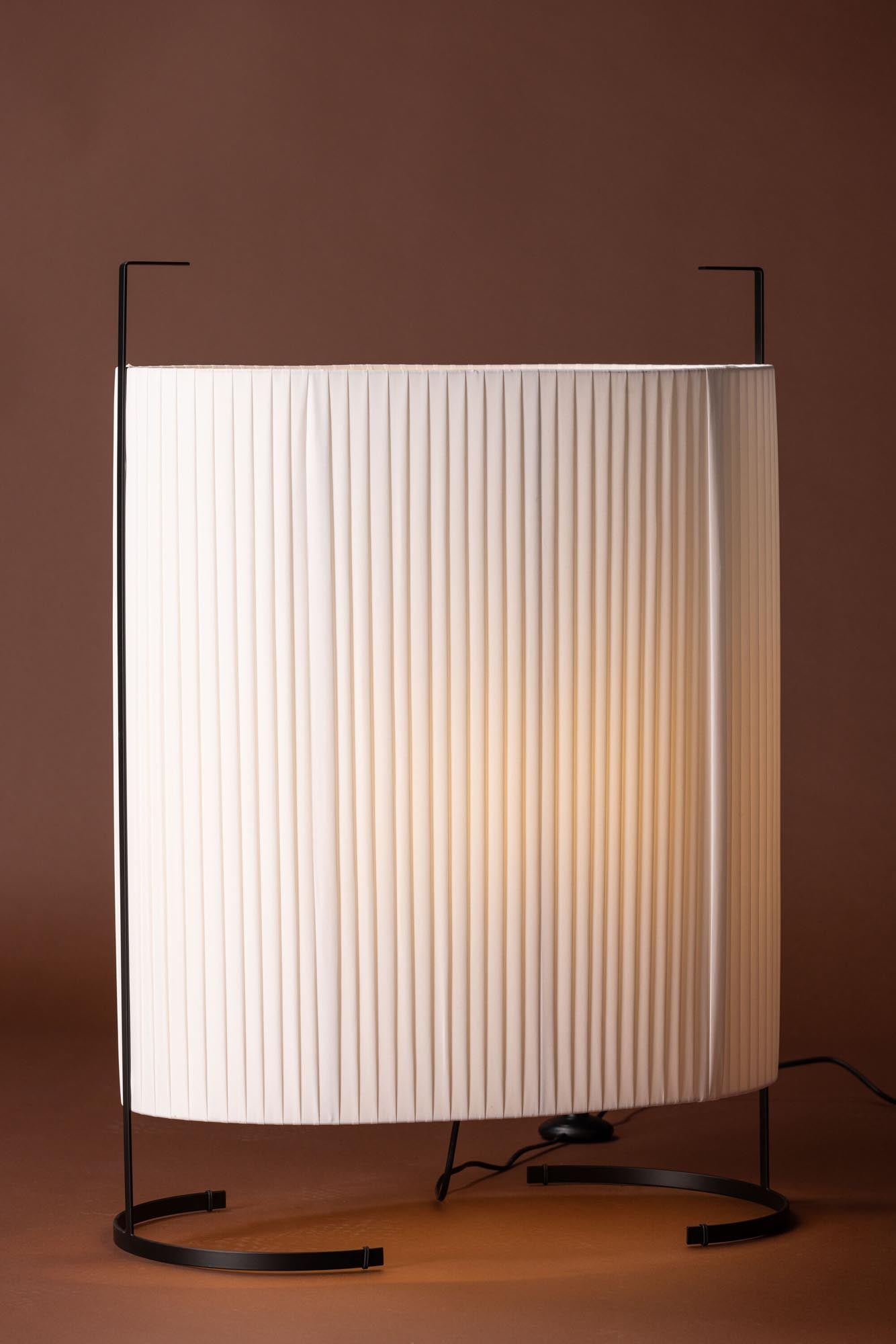 Elegante Rennes Stehleuchte von Venture Home mit Stoffschirm.