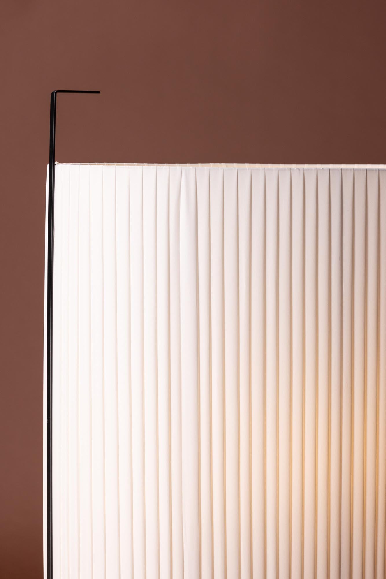 Stilvolle Rennes Stehleuchte von Venture Home aus robustem Eisen und hochwertigem Leinen, ideal für gemütliche Wohnräume.