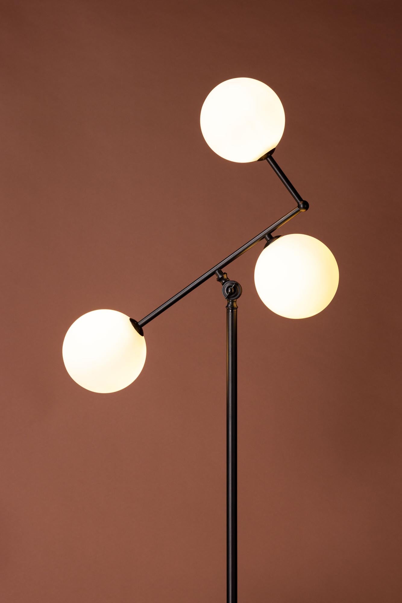 Marsan Stehleuchte: Modernes Design für Ihr Zuhause von Venture Home.