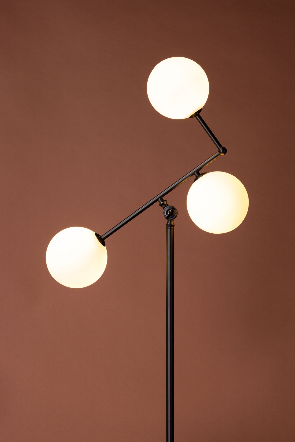 Marsan Stehleuchte in Schwarz präsentiert im Onlineshop von KAQTU Design AG. Stehleuchte ist von Venture Home