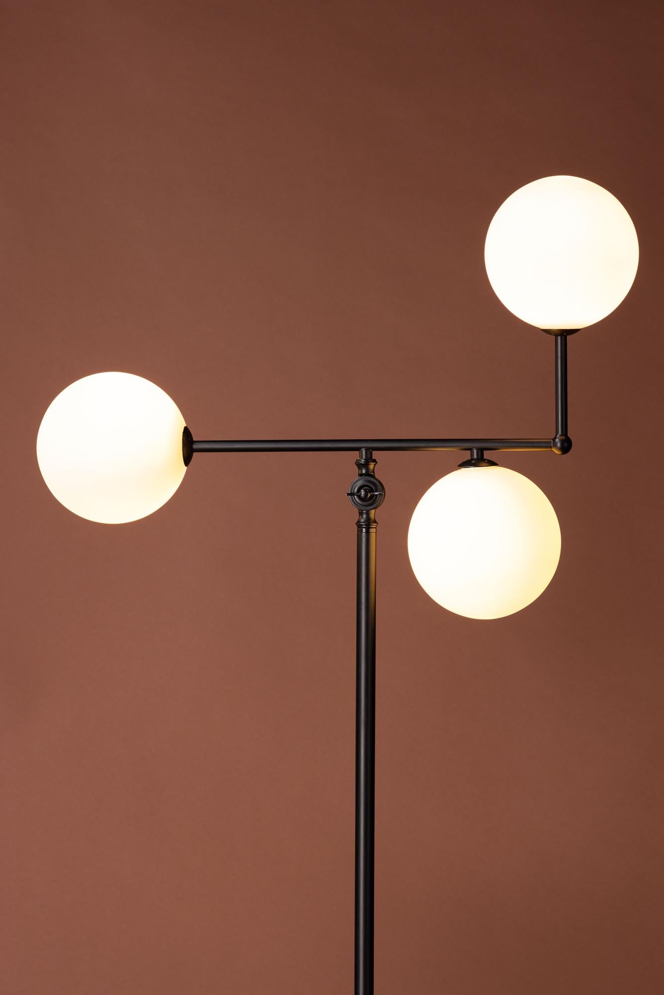 Entdecken Sie die Marsan Stehleuchte von Venture Home – ein elegantes Lichtobjekt mit skandinavischem Flair und flexibler Lichtgestaltung.