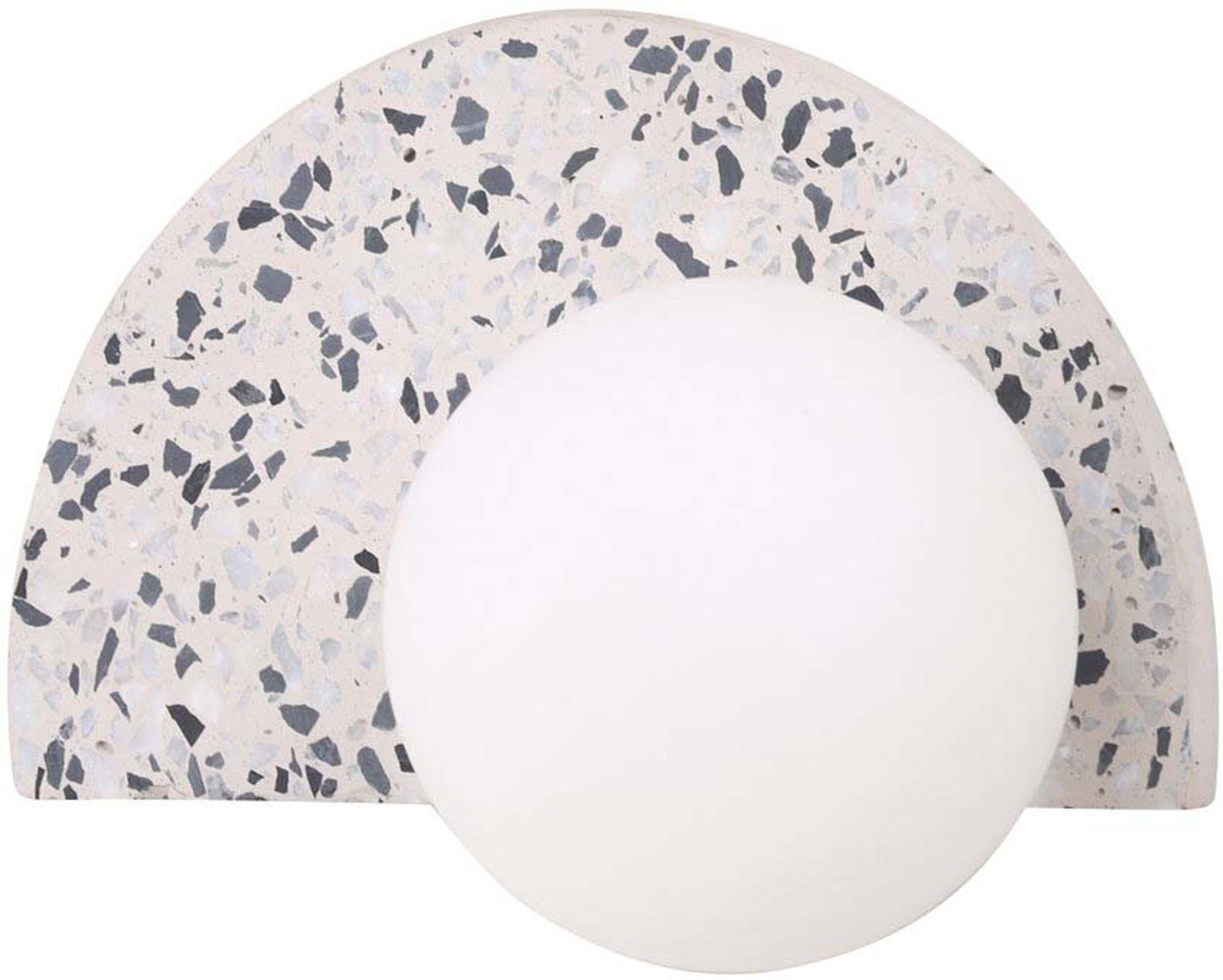 Entdecken Sie die Abbeville Wandleuchte von Venture Home – ein elegantes Lichtobjekt aus hochwertigem Terrazzo, das jedem Raum eine besondere Atmosphäre verleiht.