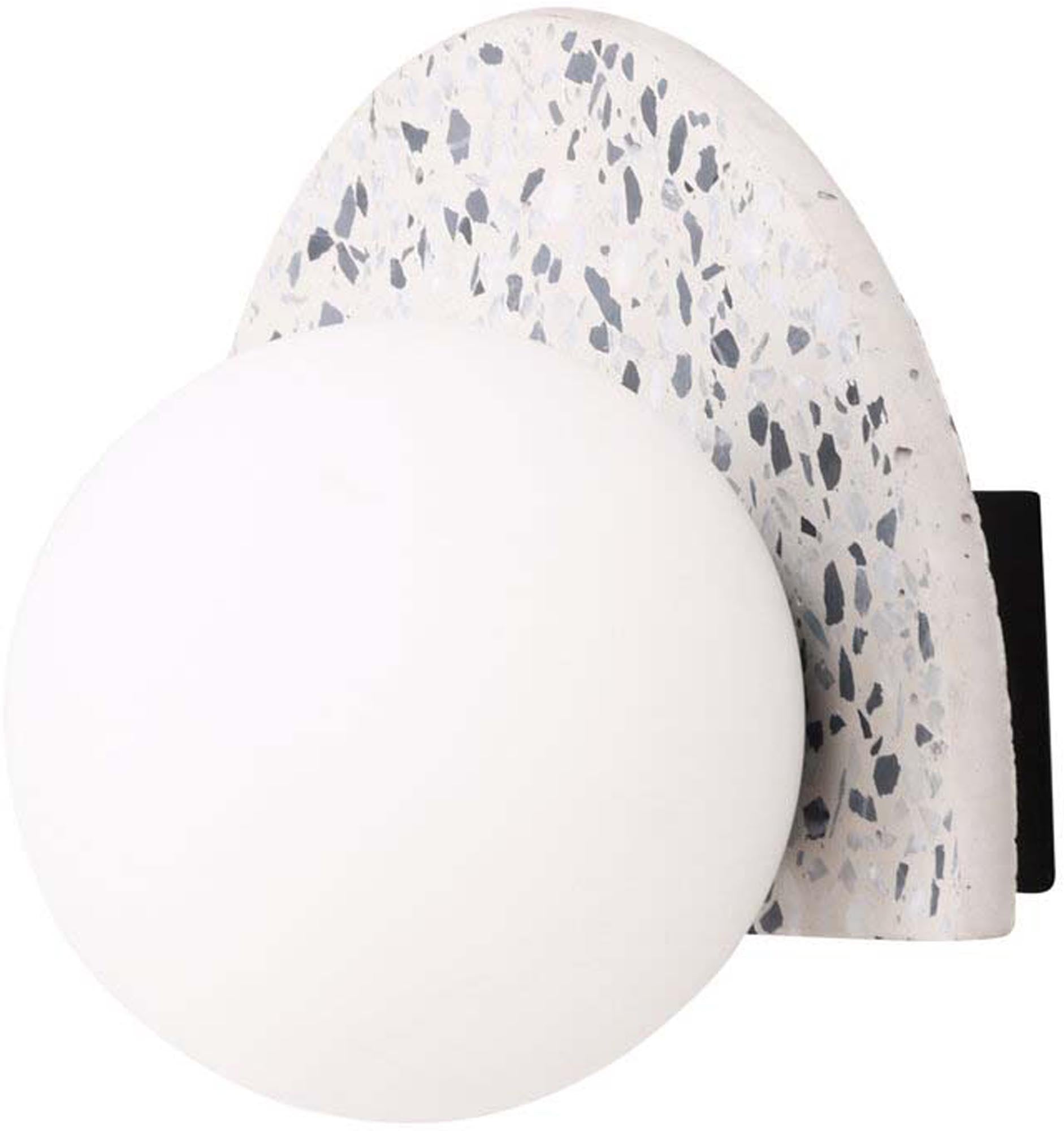 Die Abbeville Wandleuchte von Venture Home vereint modernes Design mit Funktionalität. Ihr eleganter Terrazzo-Material sorgt für stilvolle Akzente in jedem Raum.