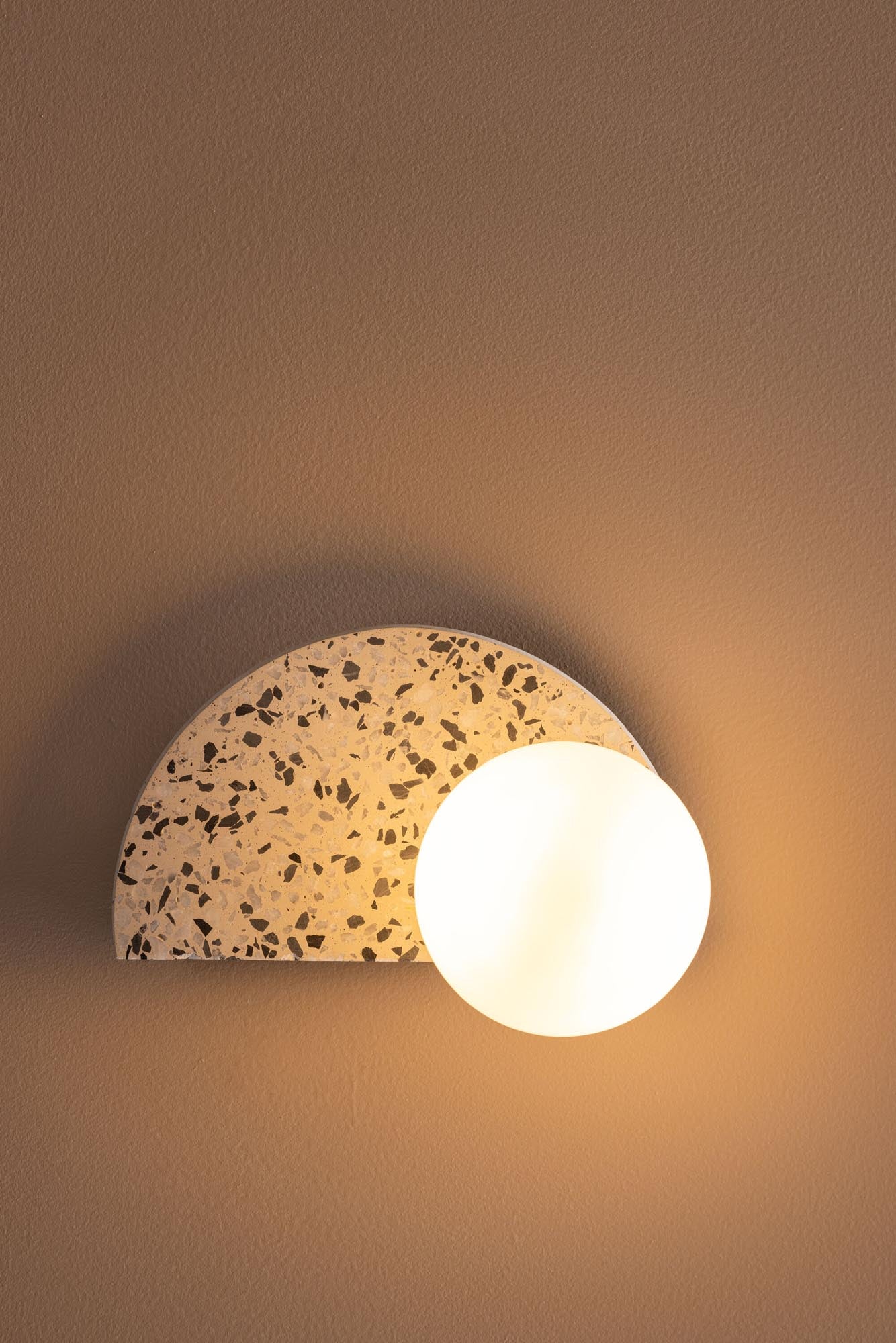 Abbeville Wandleuchte: Zeitloses Design für stilvolle Innenräume.