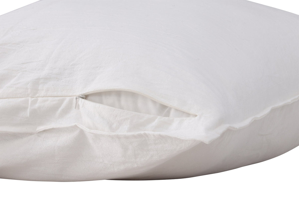 Beiger Kissenbezug Ronja aus 100 % Baumwolle, quadratische Form 45 x 45 cm, mit Reissverschluss und Passepoil-Rand auf der Rückseite.
