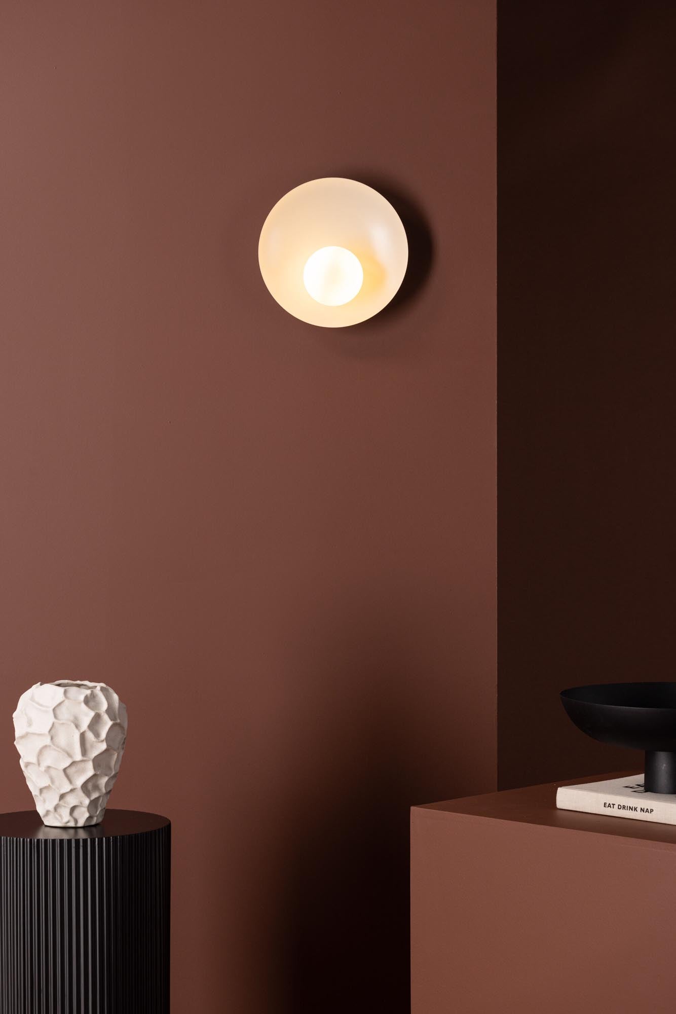 Die Le Havre Wandleuchte von Venture Home: Eleganz und Funktionalität vereint in hochwertigem Eisen und sanftem Licht.