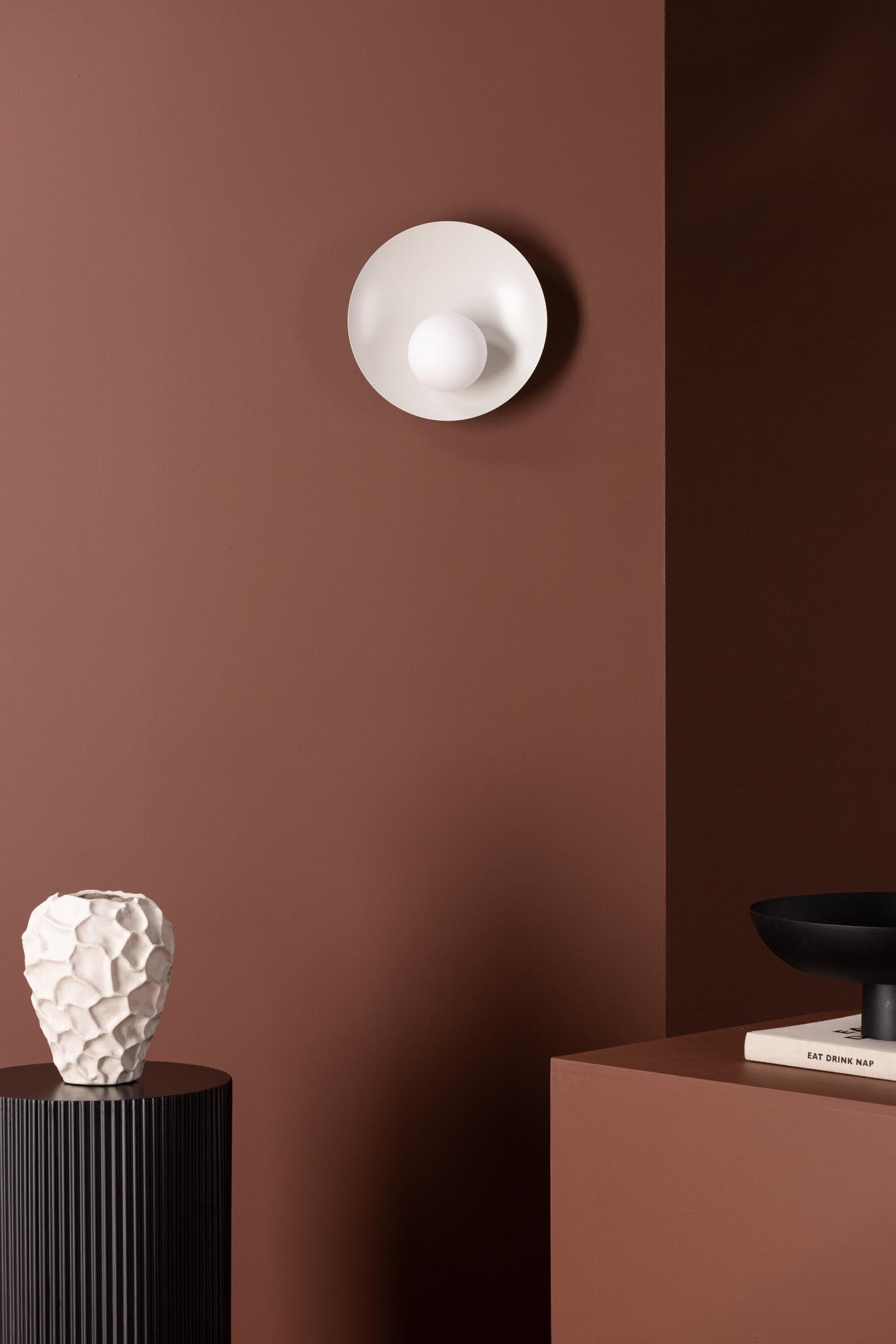 Die Le Havre Wandleuchte von Venture Home: Ein stilvolles Designelement aus robustem Eisen, das sanftes Licht für eine gemütliche Atmosphäre schafft.