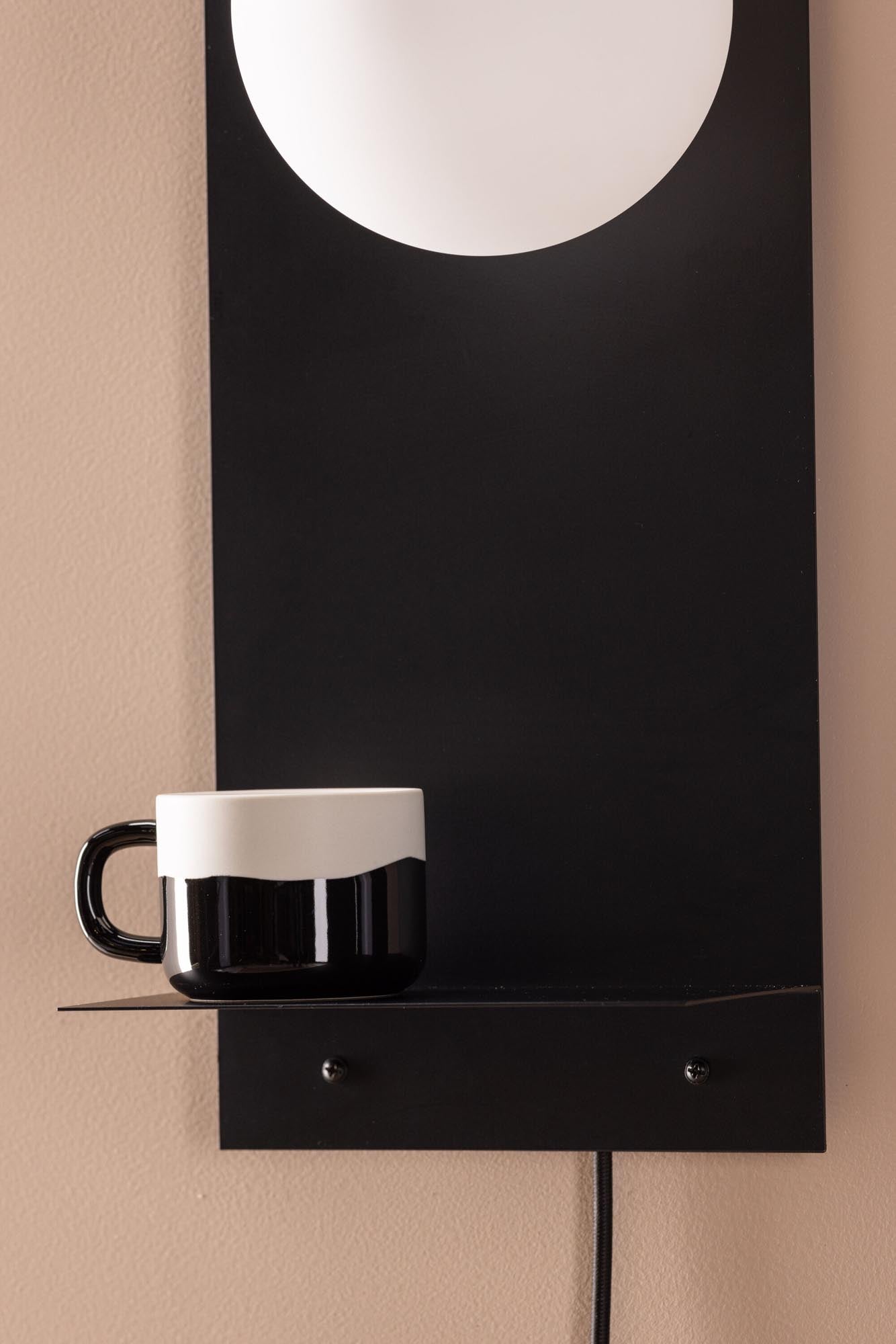 Elegante Wandleuchte Troyes von Venture Home: Robuste Eisenhalterung, zeitloses Design und praktische Ablage für eine gemütliche Atmosphäre.