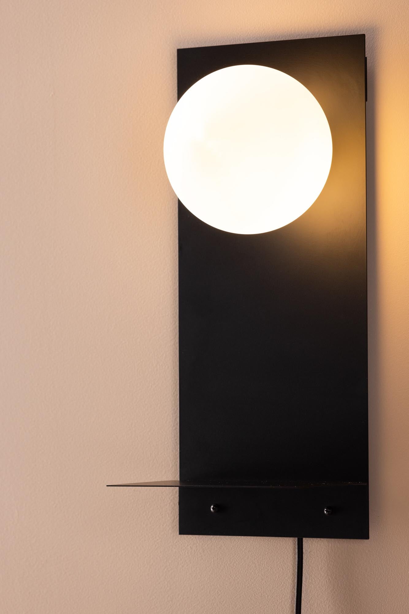 Troyes Wandleuchte von Venture Home: Elegante Lichtquelle mit praktischer Ablage und modernem, industriellem Look für jeden Raum.