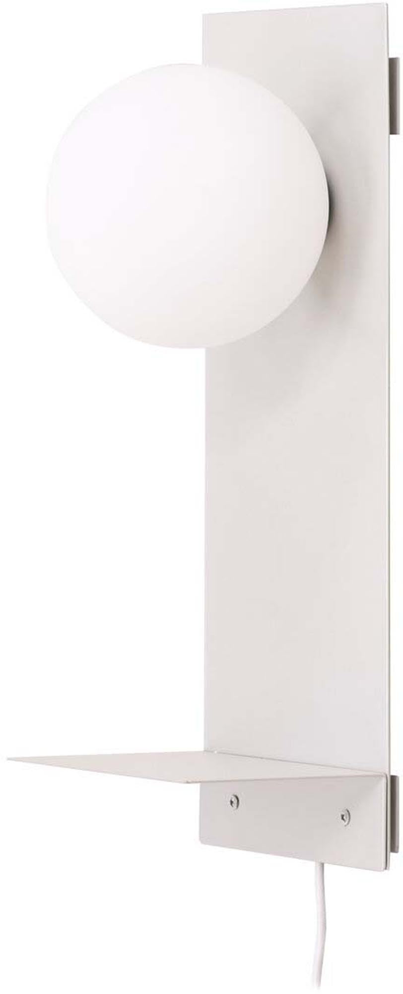 Die Troyes Wandleuchte von Venture Home kombiniert stilvolles Design mit funktionaler Beleuchtung und passt perfekt in jedes Zuhause.