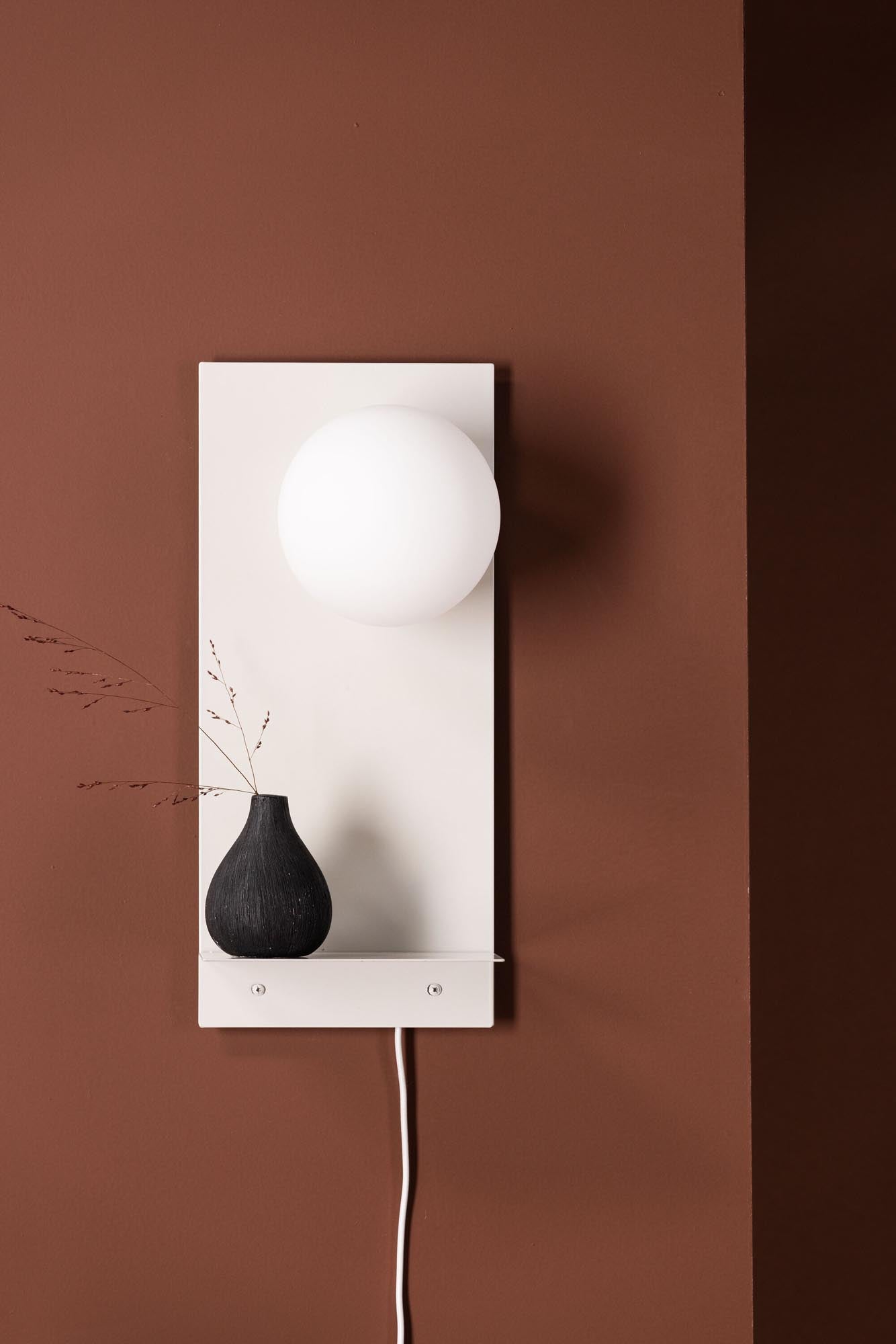 Moderne Troyes Wandleuchte von Venture Home in stilvollem Design.