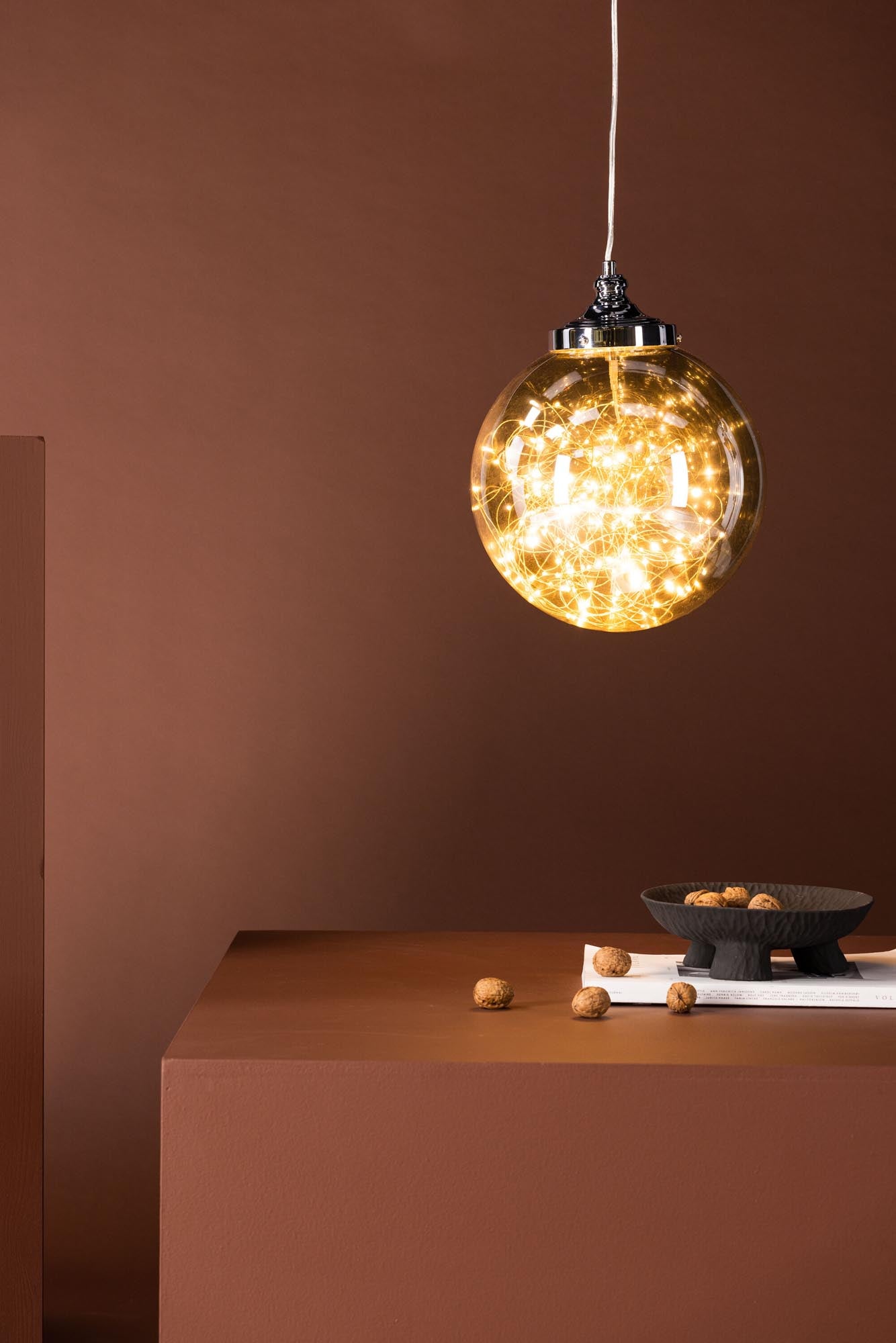 Stilvolle Lemans Pendelleuchte von Venture Home: harmonische Kombination aus grauer Eisenhalterung und rauchfarbenem Glas für einladende Atmosphäre.