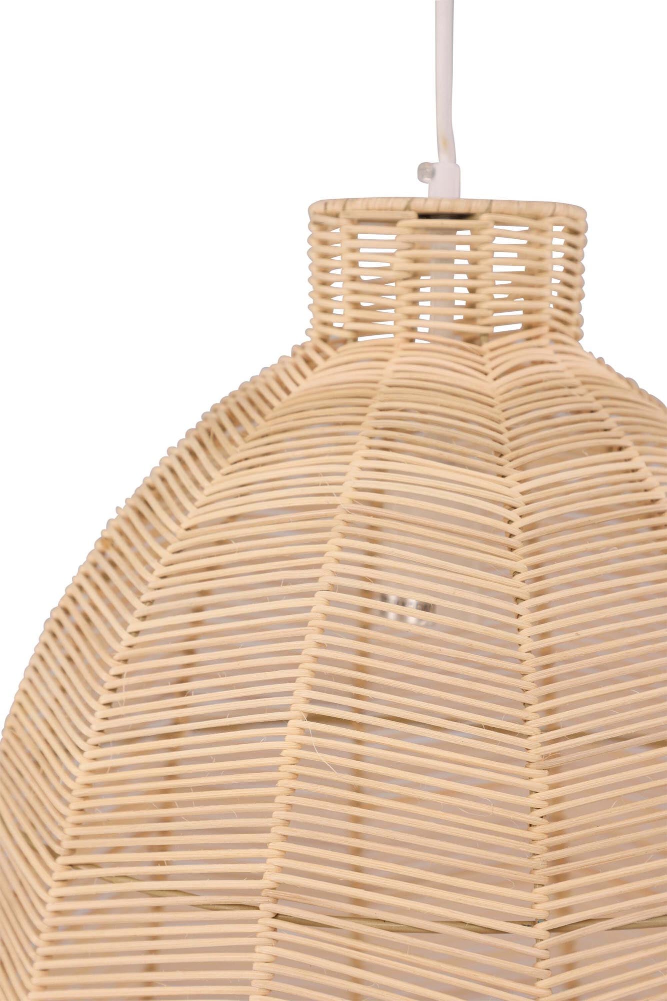 Moderne Rattan-Pendelleuchte von Venture Home für gemütliches Ambiente.
