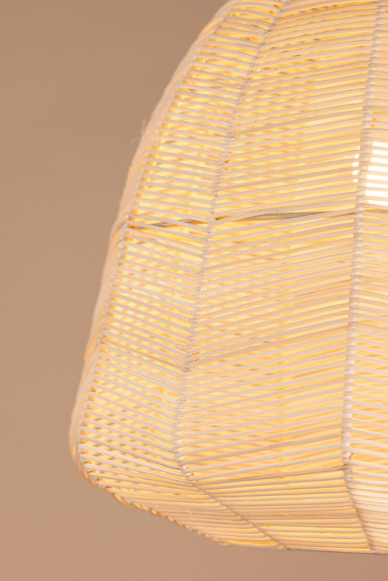 Stilvolle Touren Pendelleuchte aus Rattan von Venture Home – ein zeitloses Designelement für einladende Wohnräume.