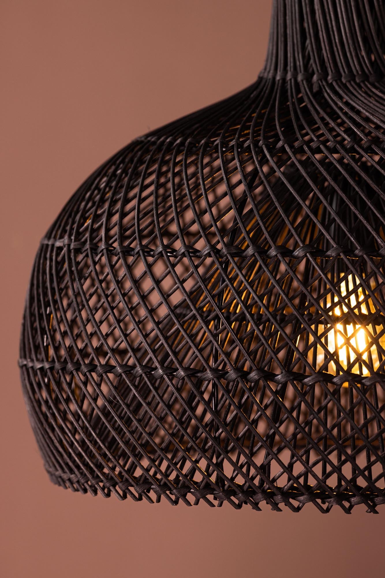 Laroche Pendelleuchte von Venture Home: Stilvolles Rattan-Design für warme Lichtakzente in großen Räumen. Ideal für Ihr Zuhause!