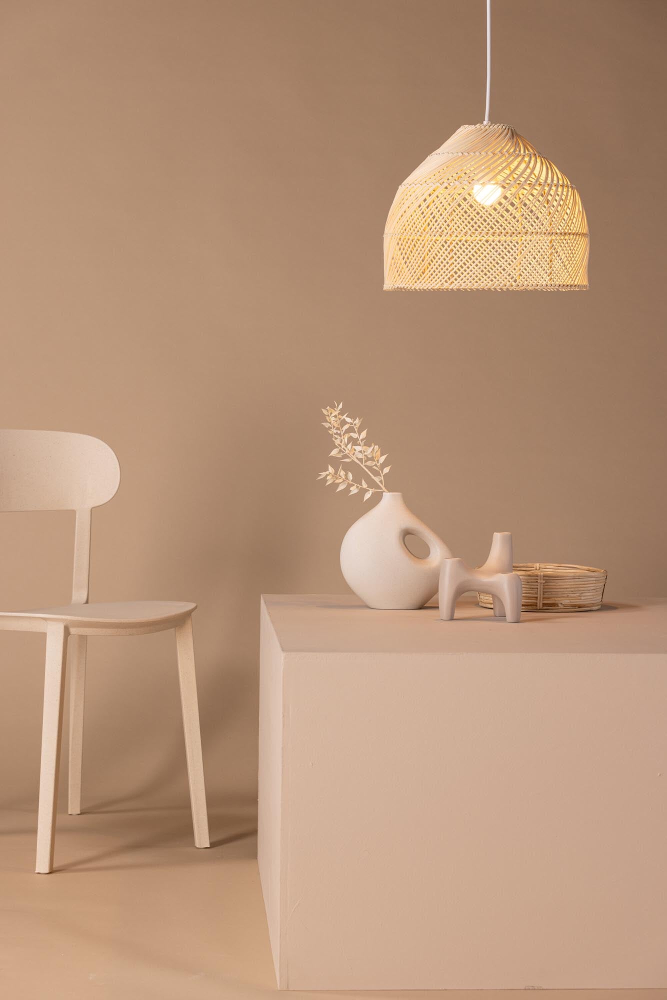 Stilvolle Brivela Pendelleuchte von Venture Home: Hochwertiger Rattan-Lampenschirm für warmes Licht und modernes Design in jedem Raum.