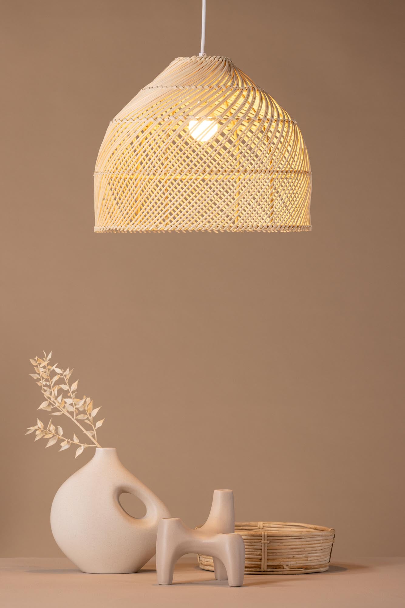 Elegante Brivela Pendelleuchte von Venture Home: Handgefertigter Rattan-Lampenschirm für eine einladende Atmosphäre und vielseitige Einsatzmöglichkeiten.